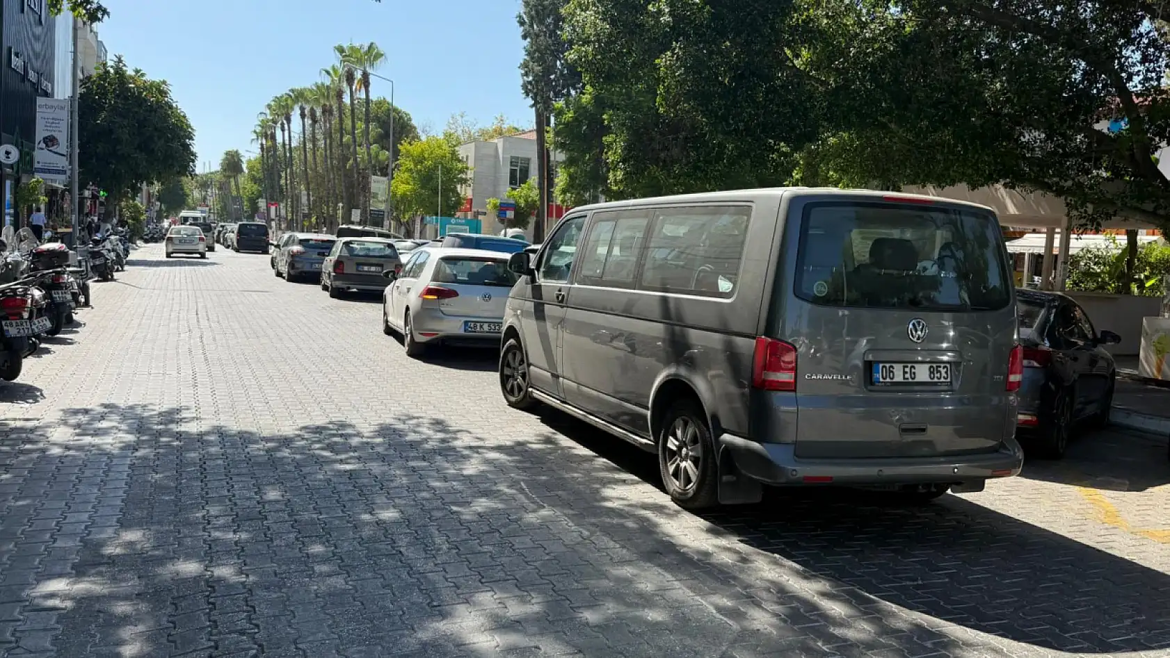 Fethiye Atatürk Caddesi'nde Çift Sıra Park Trafiği Olumsuz Etkiliyor