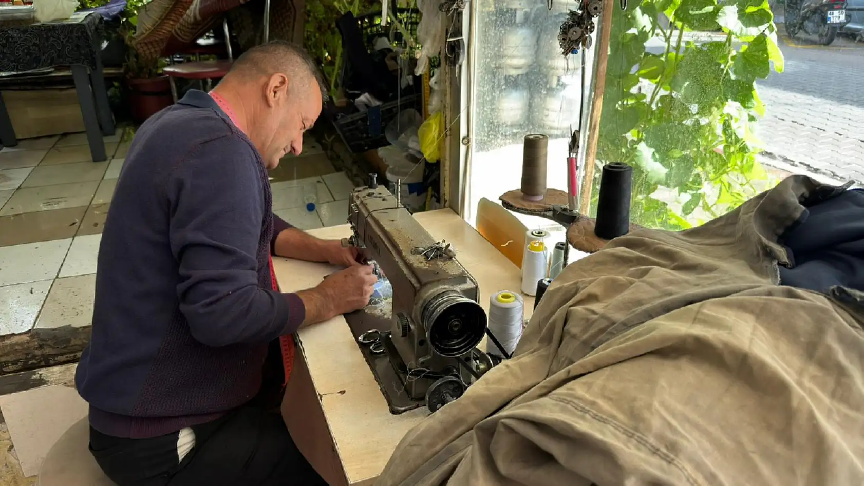 Fethiye'de terzilerde kış bereketi: 'Yeni almak yerine tadilat tercih ediliyor'