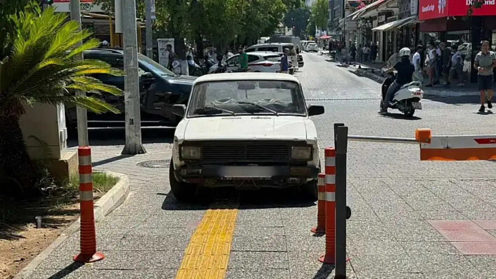 Fethiye'de Dikkat Çeken Hatalı Park