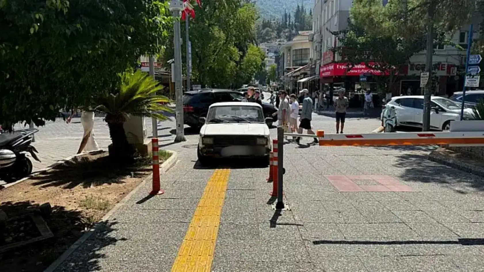 Fethiye'de Dikkat Çeken Hatalı Park