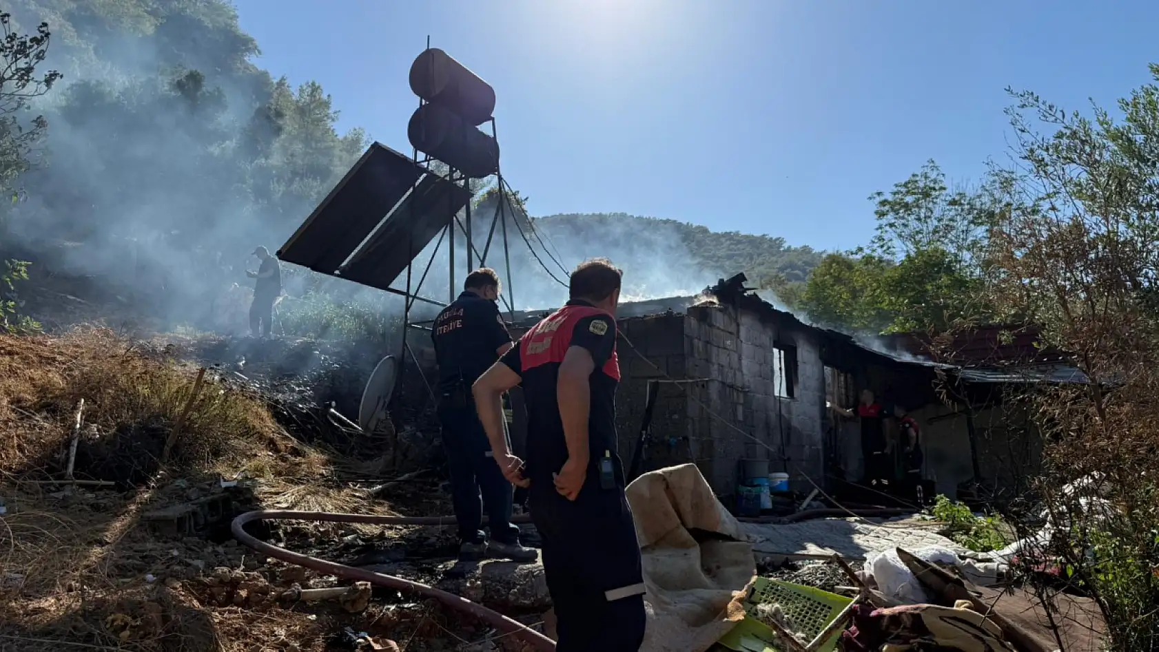 Fethiye'de ev yangını söndürüldü, ev sahibi yaşlı kadın: 'Oğlum yaktı!'
