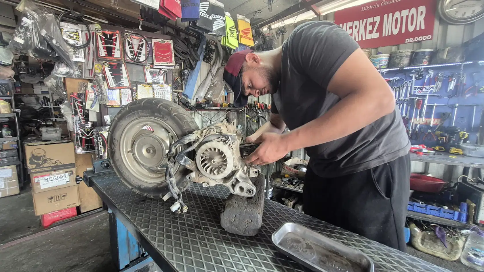 Fethiyeli ustadan yaz için motosiklet uyarısı 'Sıcak asfalt, aşınmış lastik'