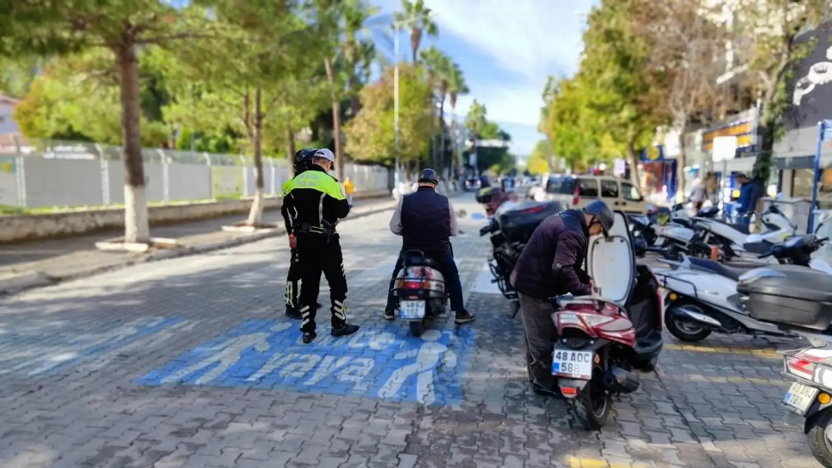 Motosiklet sürücüleri denetlendi