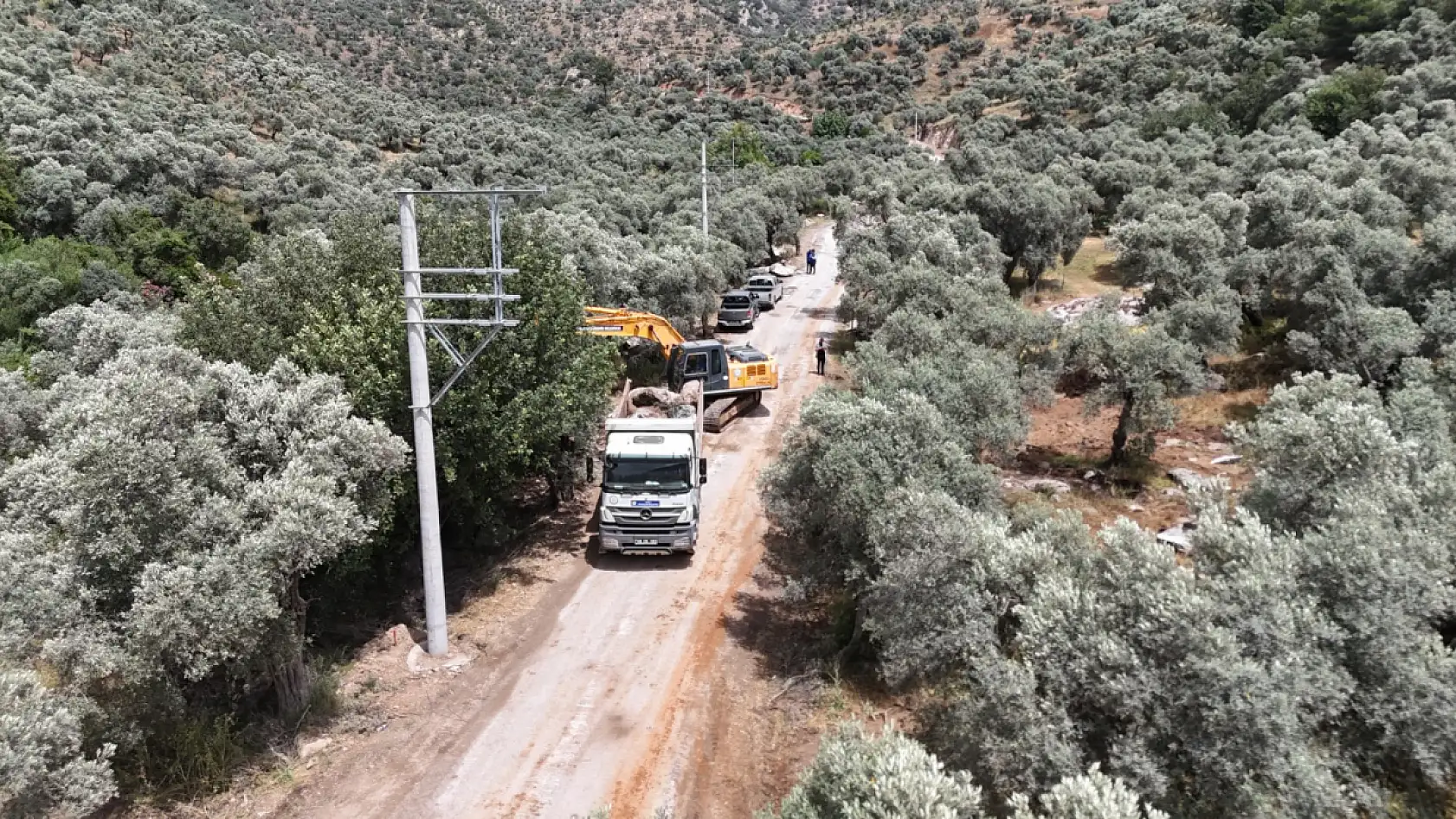 Muğla Büyükşehir Kırsalda Konfor ve Güvenliği Artırıyor: Karahayıt'ta Yol Çalışmaları Devam Ediyor