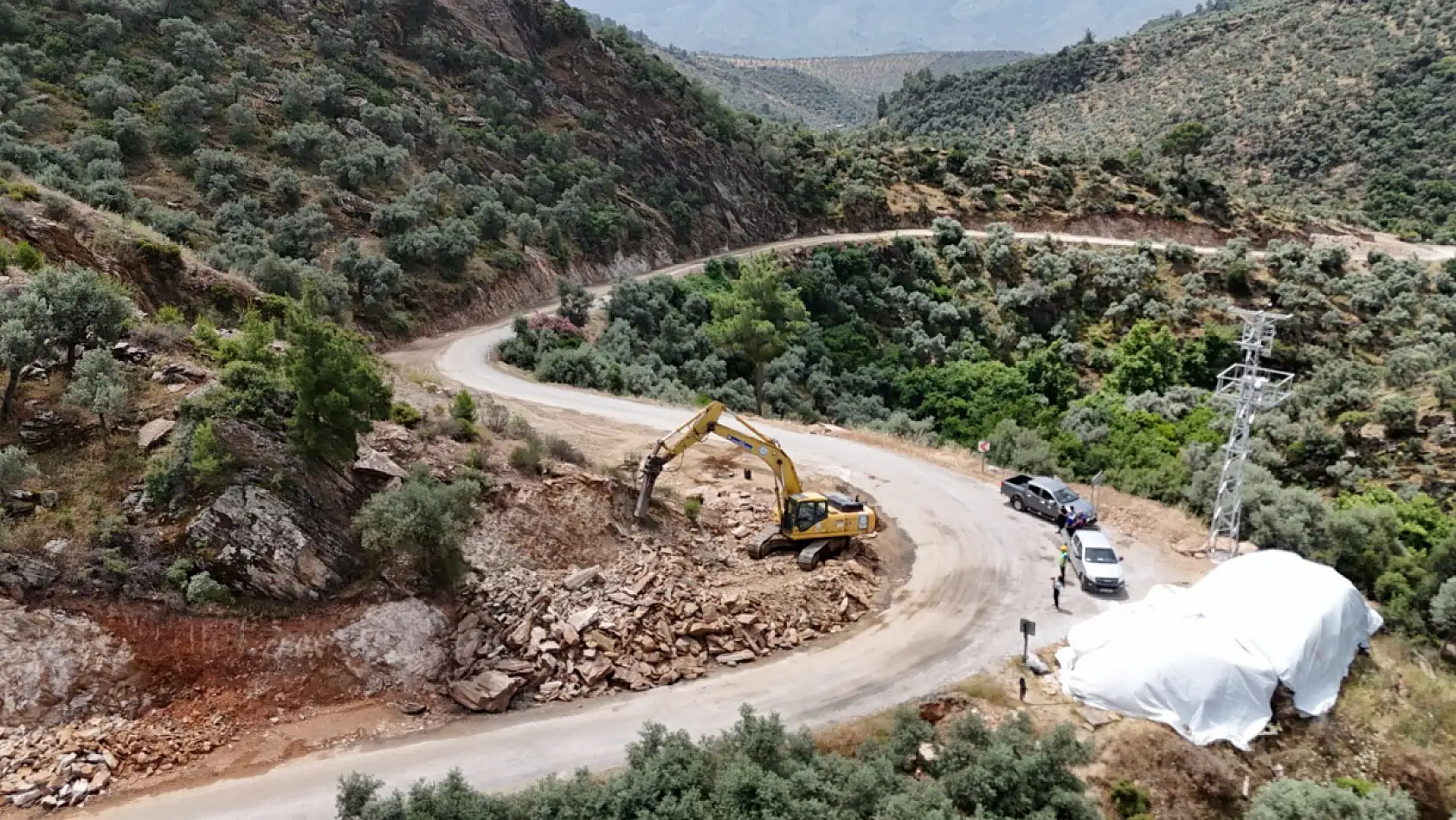 Muğla Büyükşehir Kırsalda Konfor ve Güvenliği Artırıyor: Karahayıt'ta Yol Çalışmaları Devam Ediyor