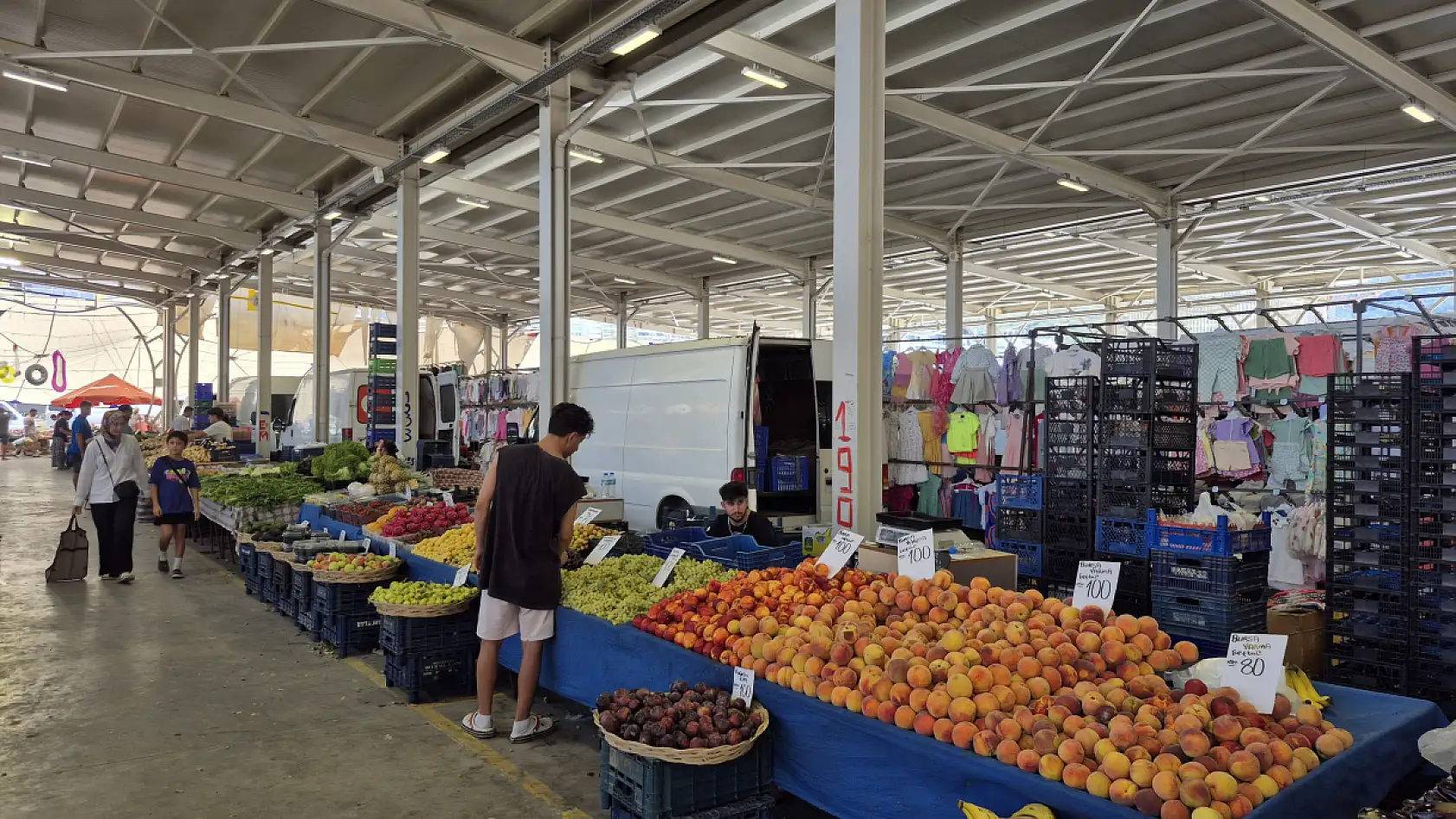 Fethiye'de Pazarcı Esnafı Karagöz: 'Sıcak Hava Zorluyor Ama İşimiz Bu'