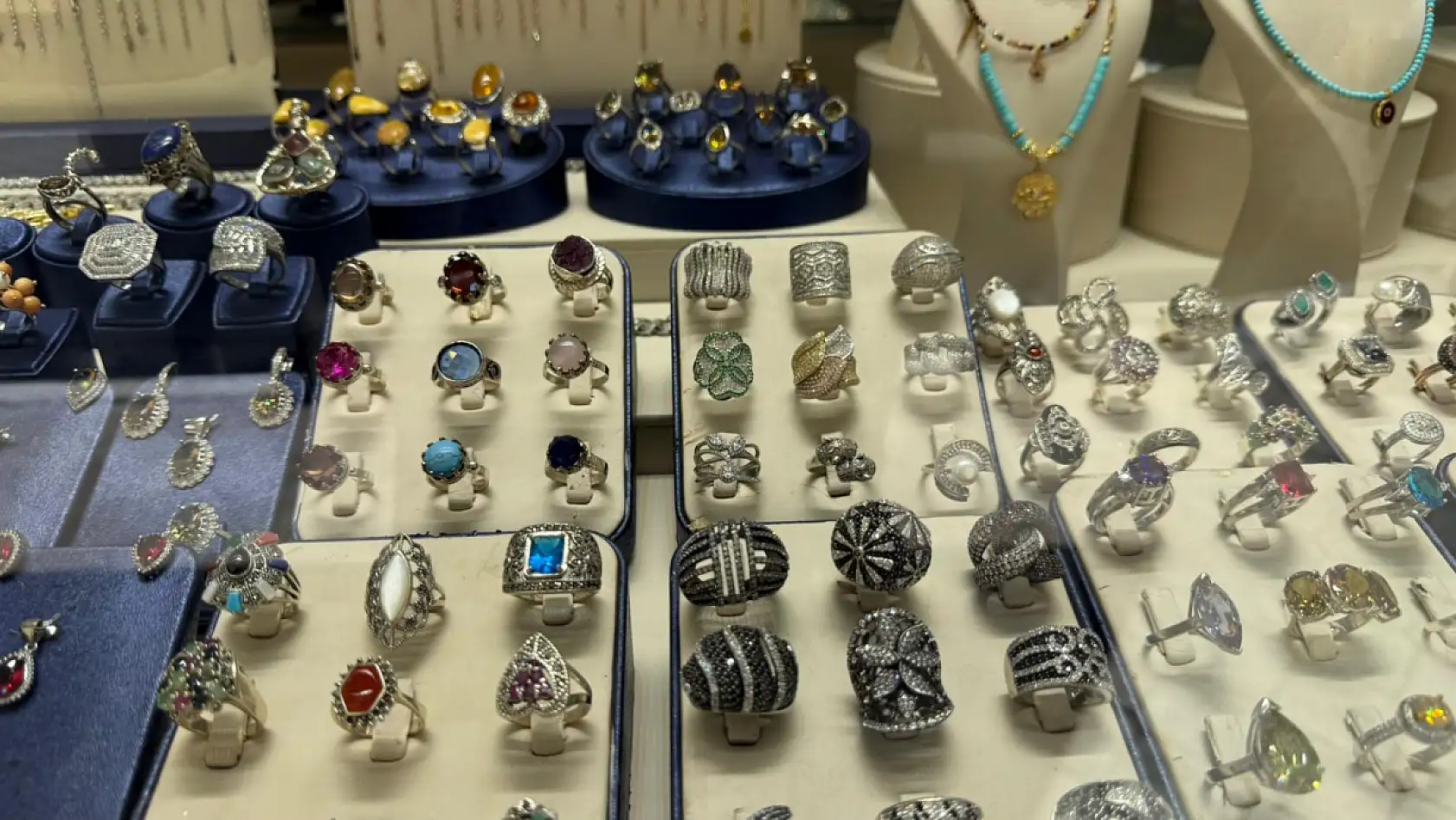 Fethiye'de Turist Sayısındaki Azalma Gümüş Takı Satışlarını Etkiliyor