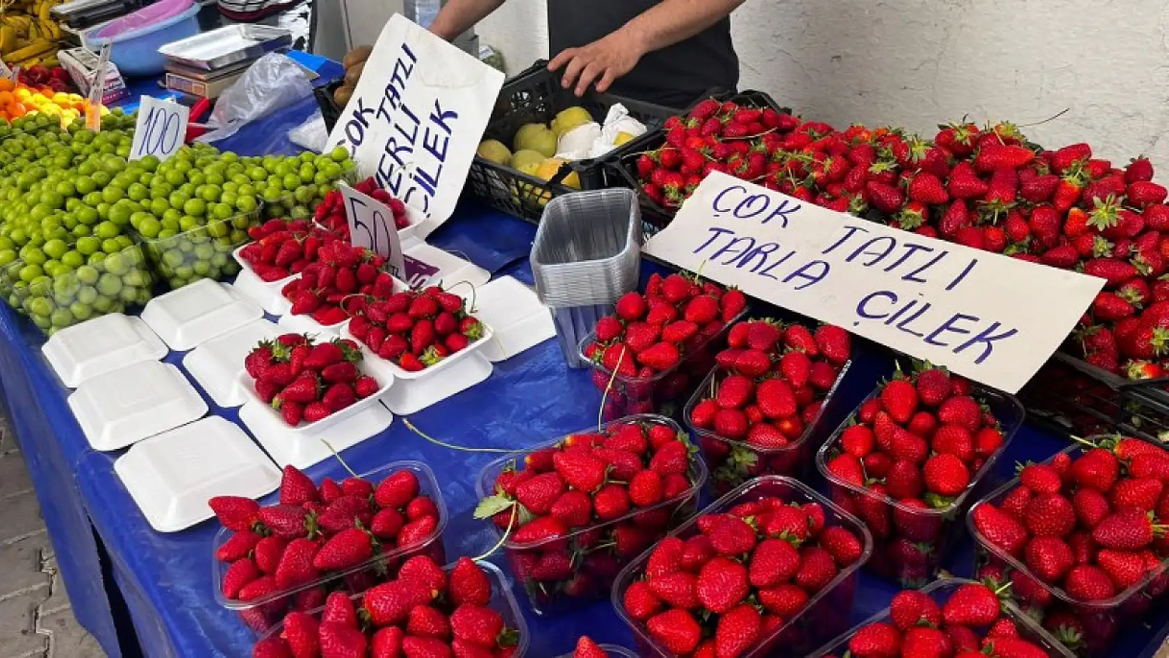 Fethiye'de yaz meyveleri tezgâhları süslüyor