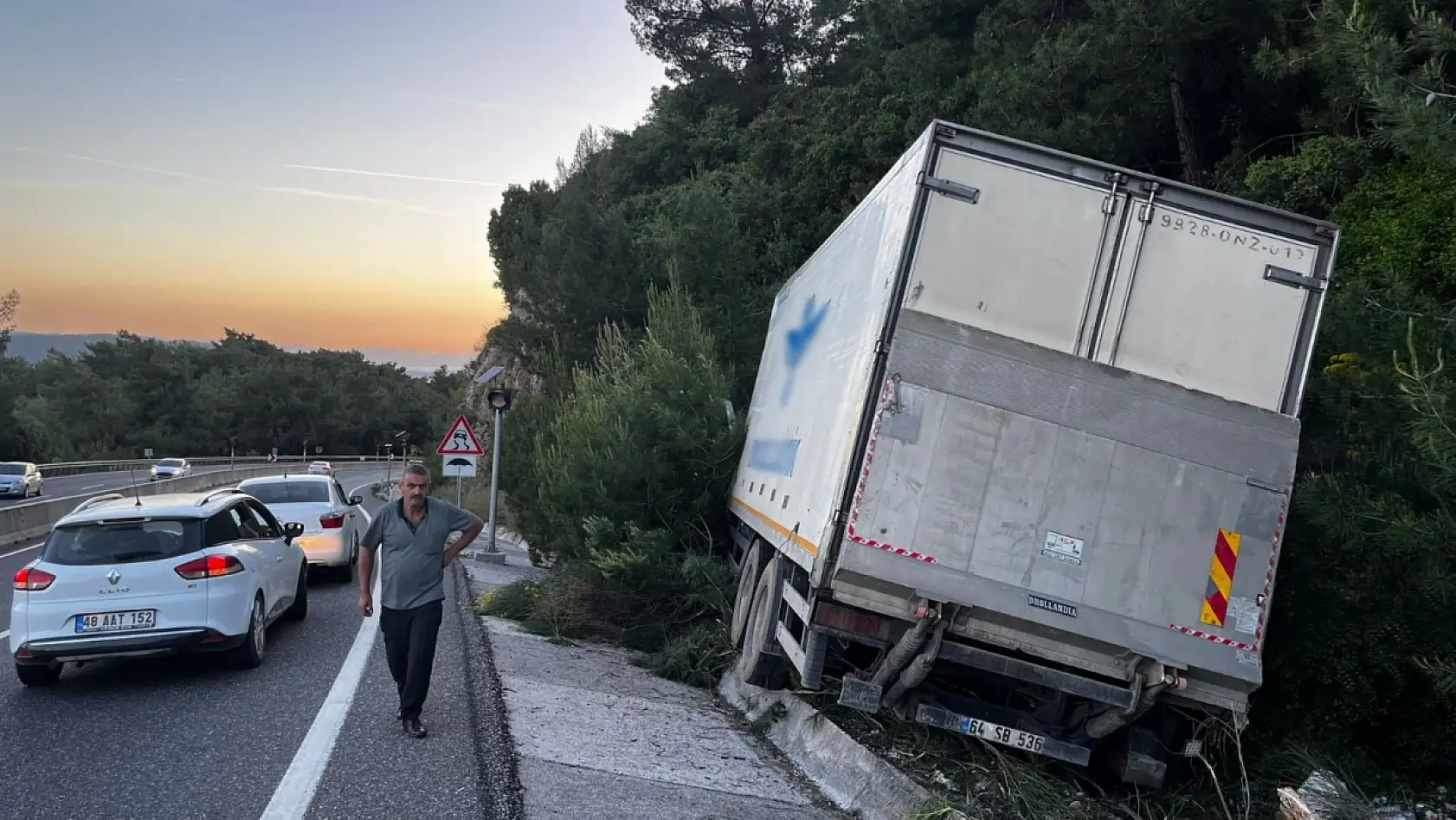 Muğla'da kaza! Kamyonun freni patladı, hâkimiyetini kaybedip yoldan çıktı