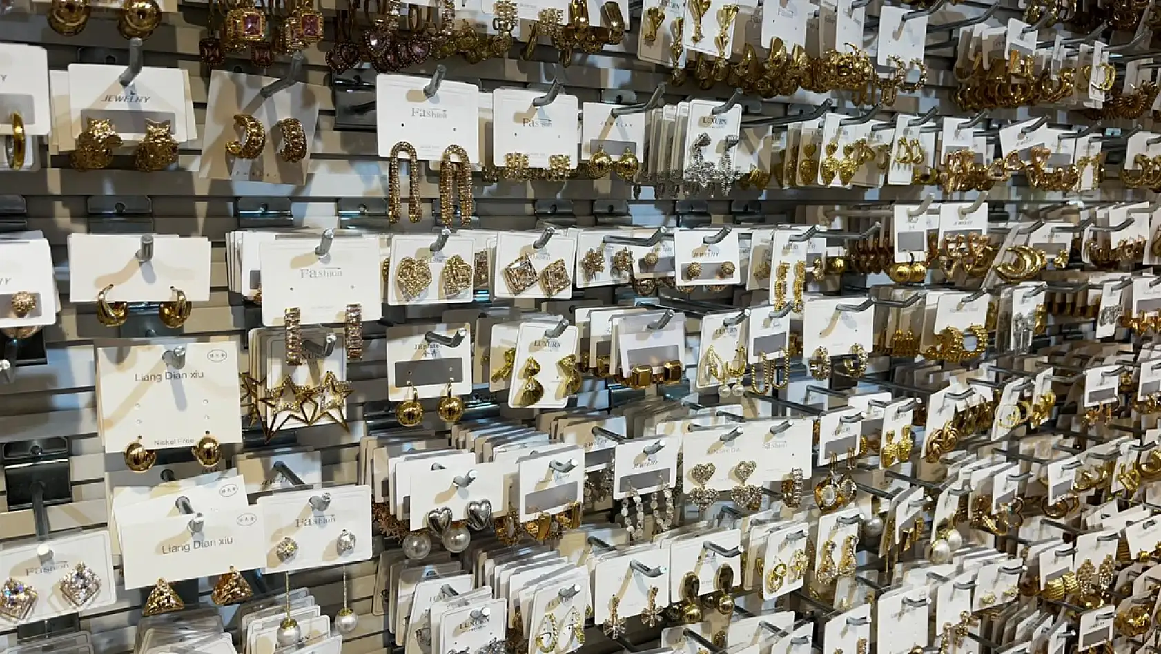 Fethiye'de Yaz Takılarında Doğal Taş ve Y Kolyeler İlgi Görüyor