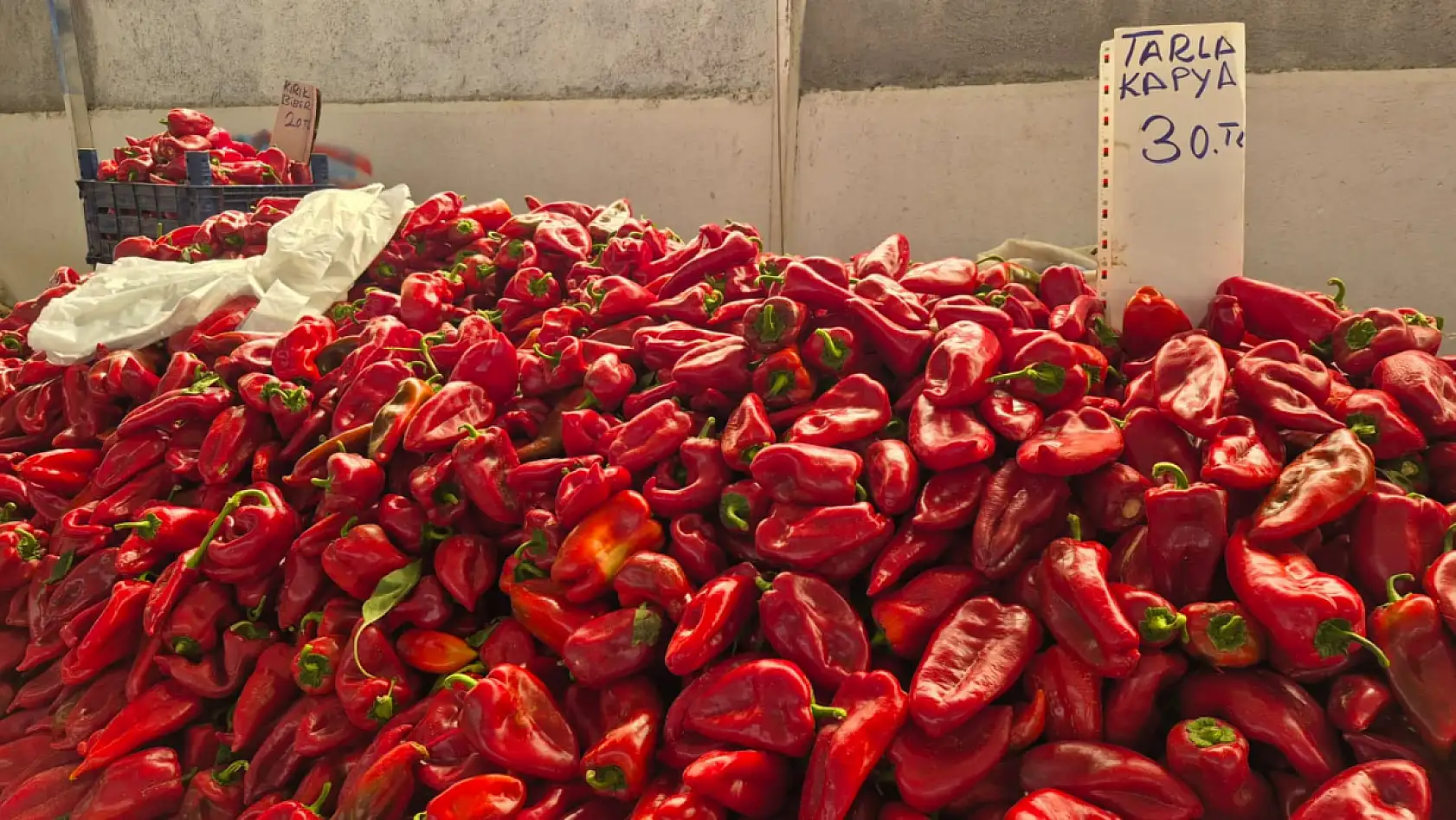 Fethiye'de Kırmızı Biberler Salça İçin Tezgahlarda