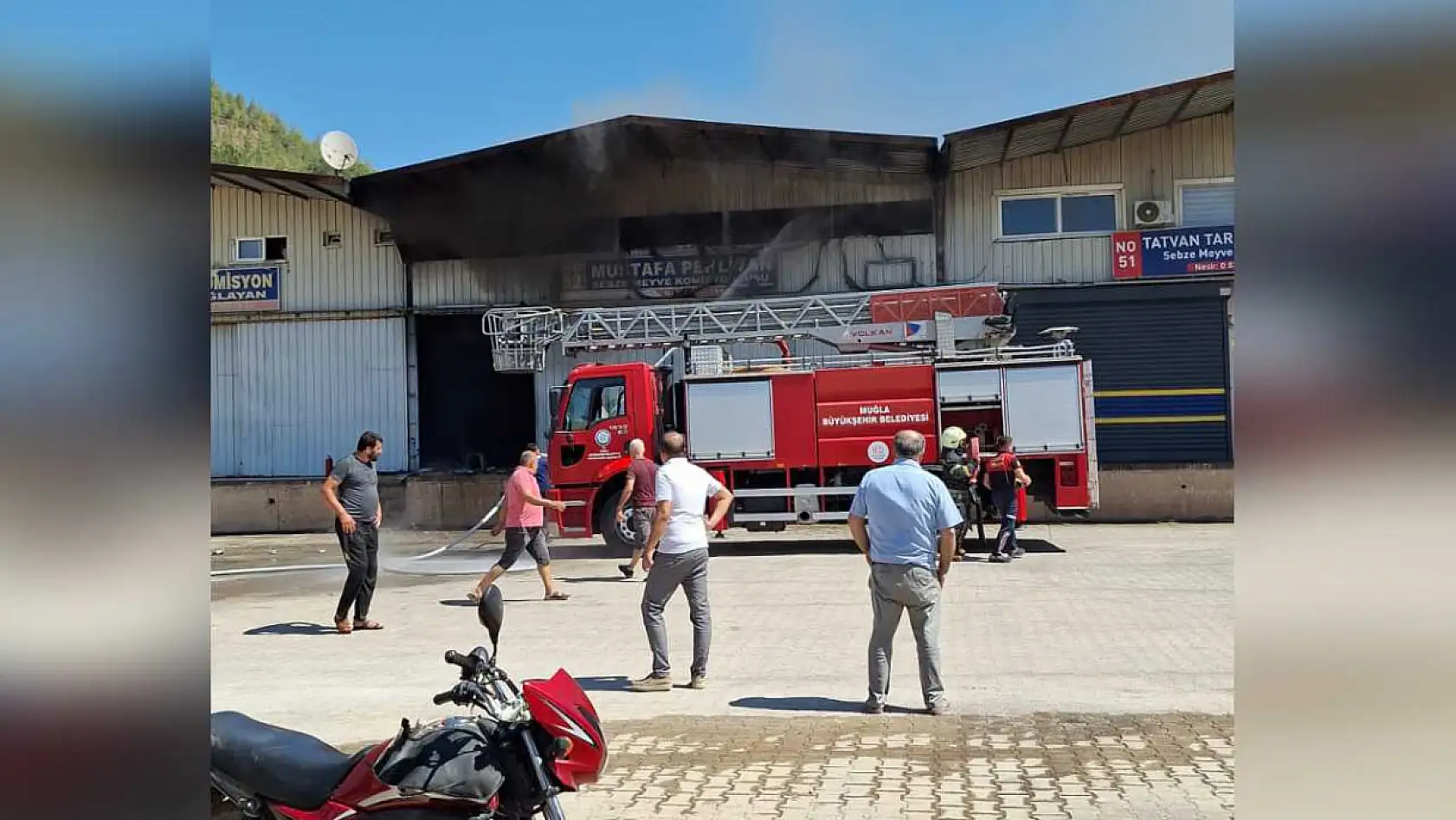Fethiye Karaçulha Toptancı Hali'nde İş Yeri Yangını Büyümeden Söndürüldü