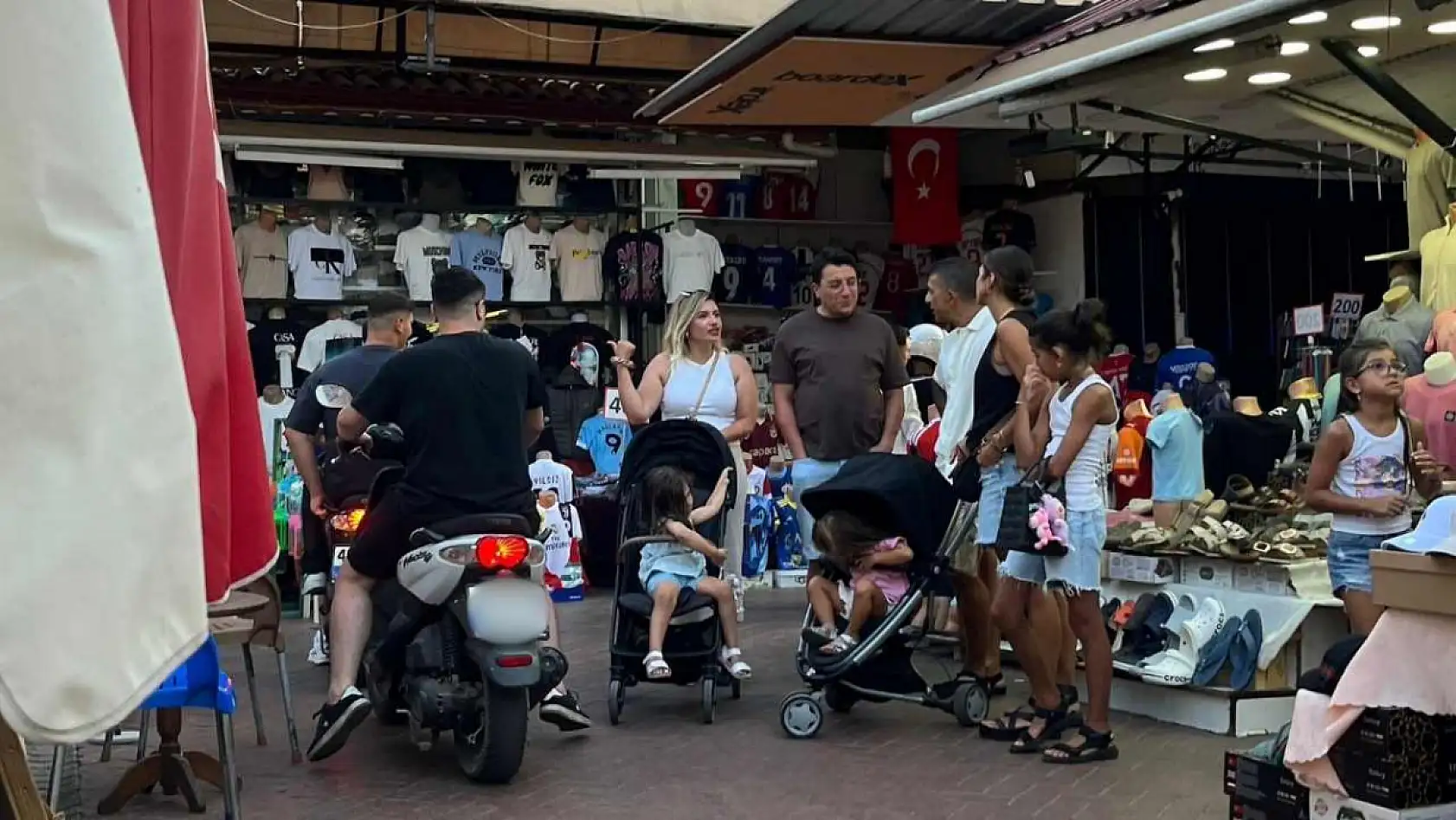 Fethiye Paspatur Çarşısında Kuralsız Sürücü Tepki Çekti