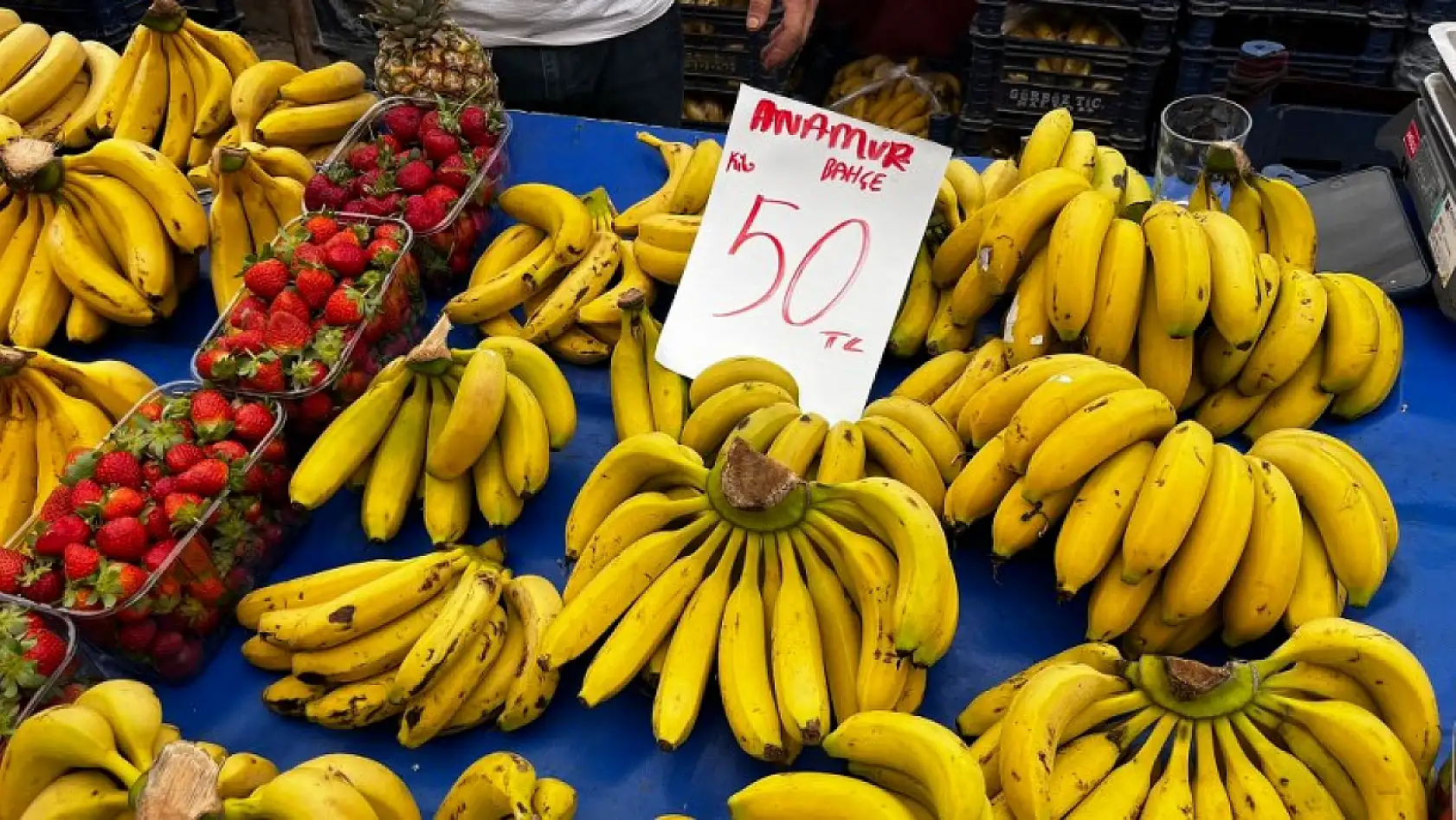 Fethiye'de yaz meyveleri tezgâhları süslüyor