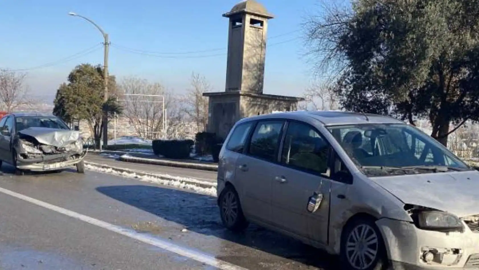 Kontrolden çıkan otomobil çarptığı aracı karşı yöne savurdu: 4 yaralı