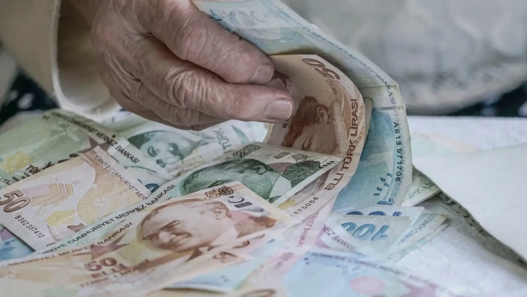 Uzmanlara göre Ocak 2026'da Emekliye Ne Kadar Zam Gelecek? İşte 3 senaryo