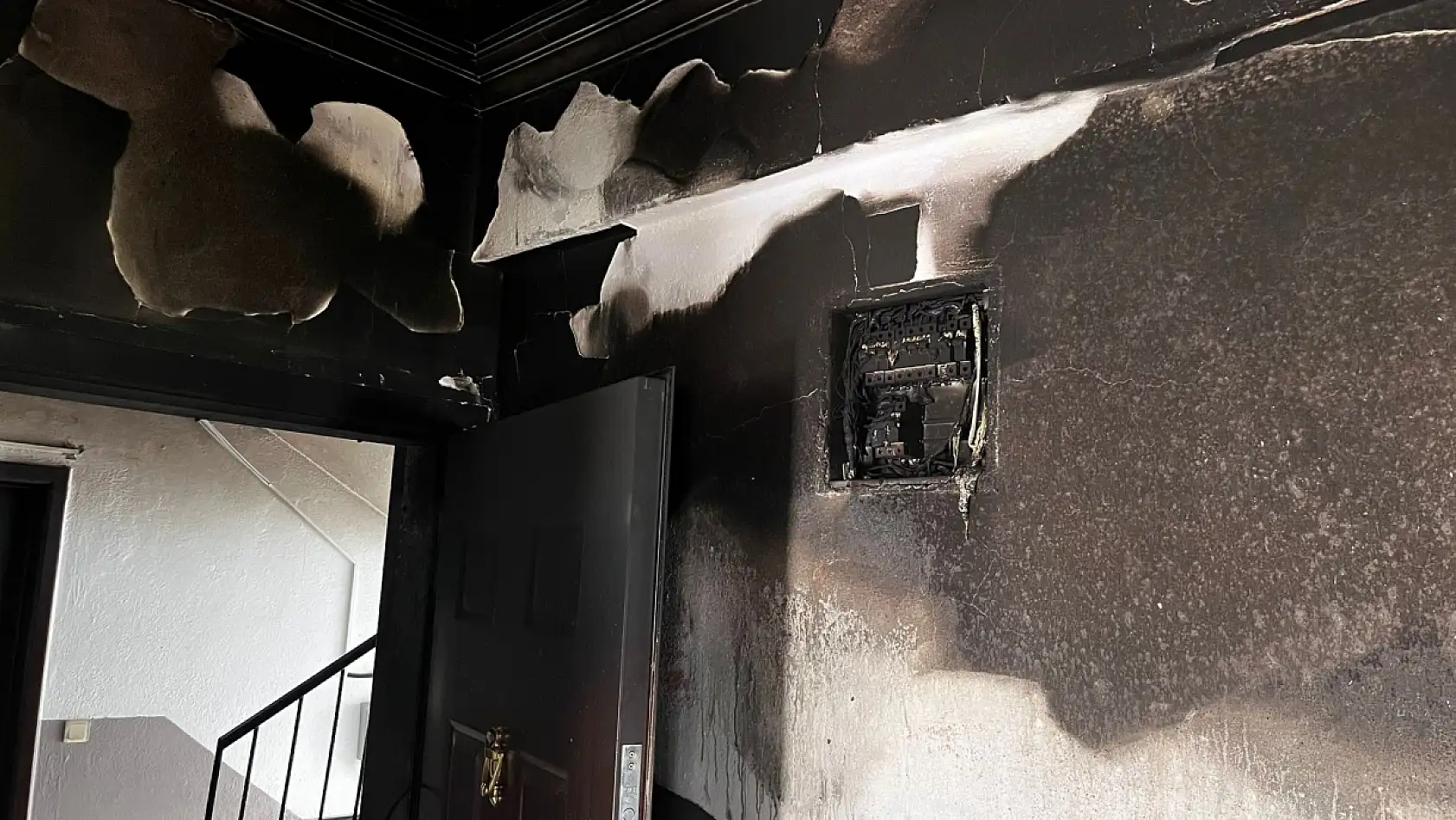 Fethiye'de evi yanan Raziye Hanım yetkililerden yardım istiyor