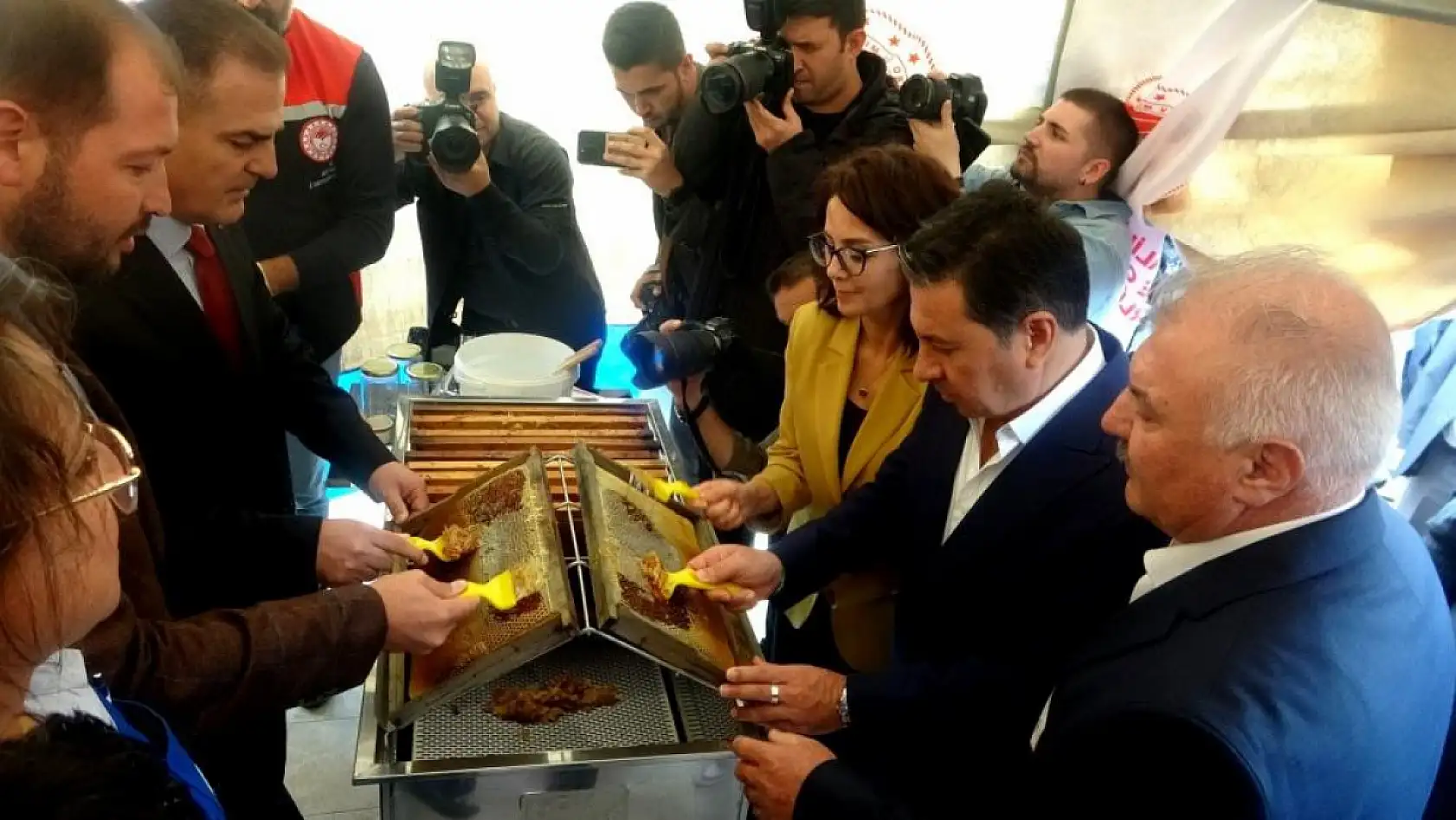 Vali Akbıyık: 'Çam balında dünya birincisiyiz'