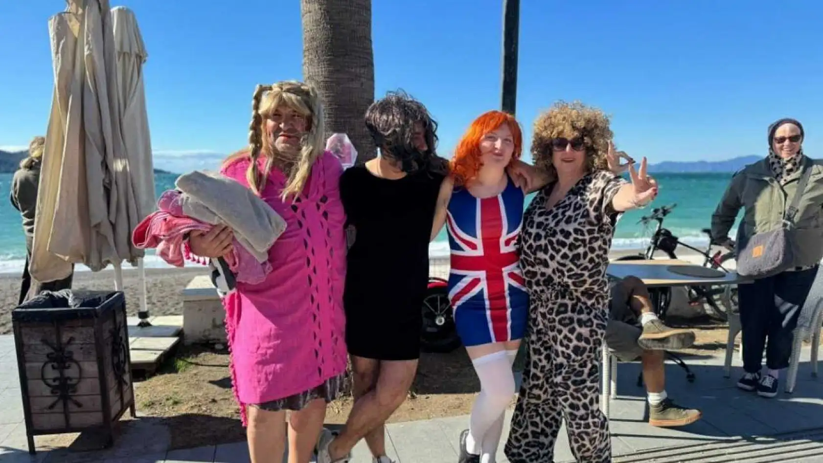 Fethiye'de soğuk havaya aldırmadılar, çocuklar ve hayvanlar için denize girdiler