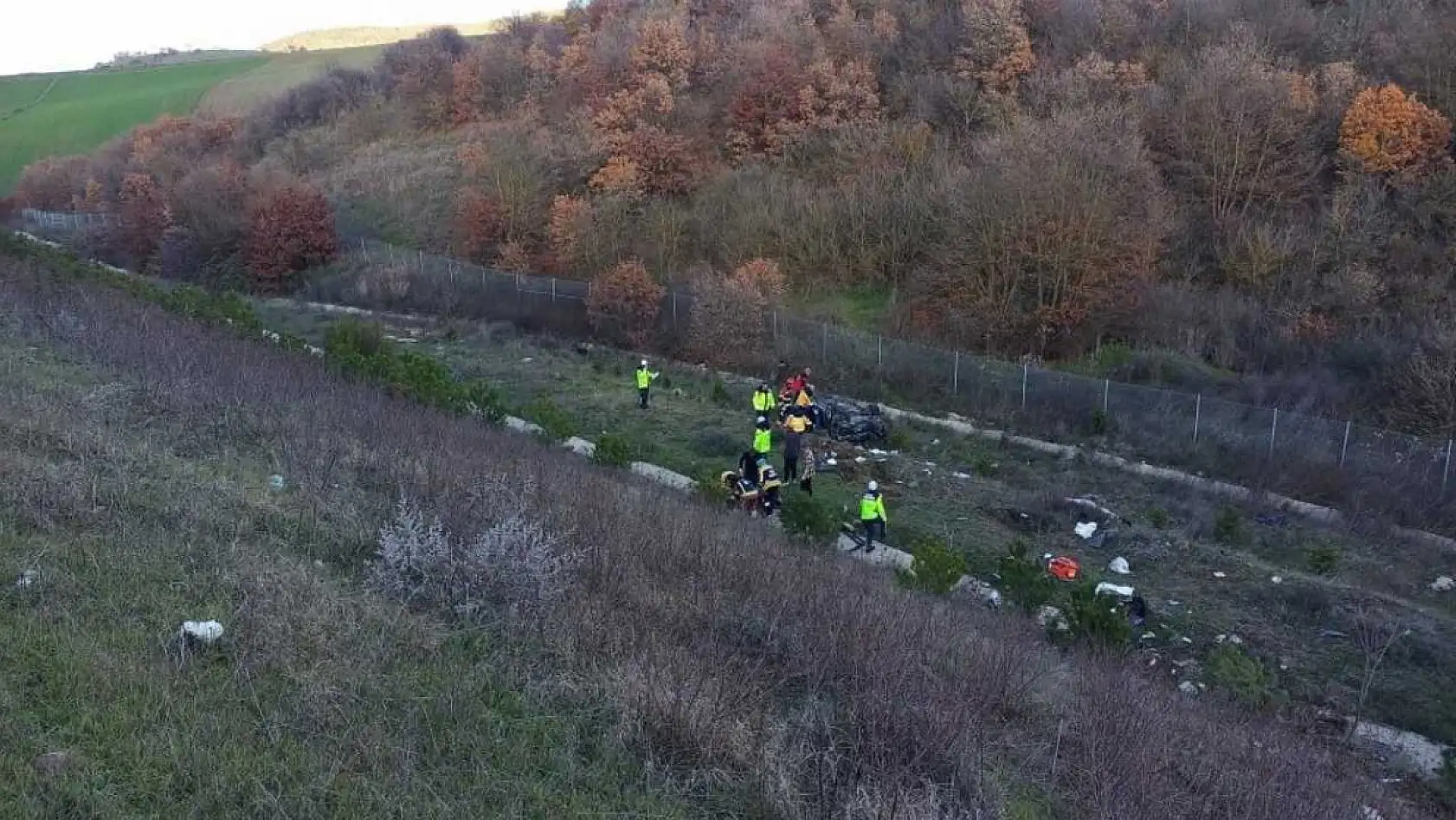 Feci kaza: Otomobil şarampole yuvarlandı: 1 ölü 2 yaralı