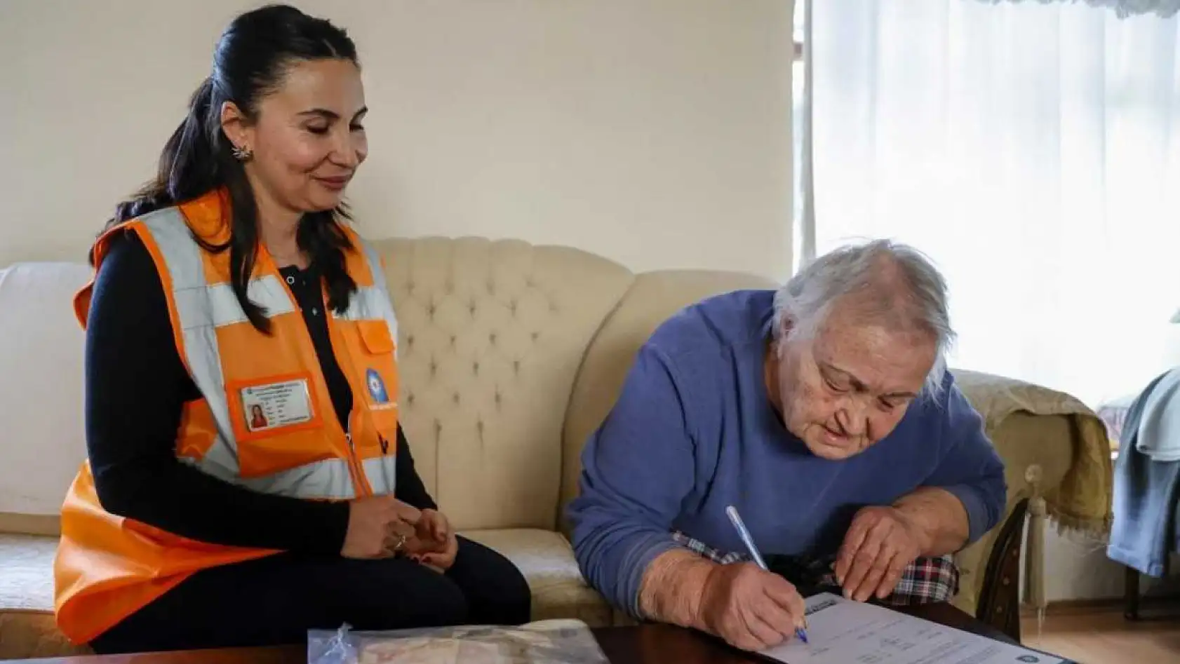 Yaşlı kadının bindiği otobüste unuttuğu cüzdan evine kadar getirilip teslim edildi