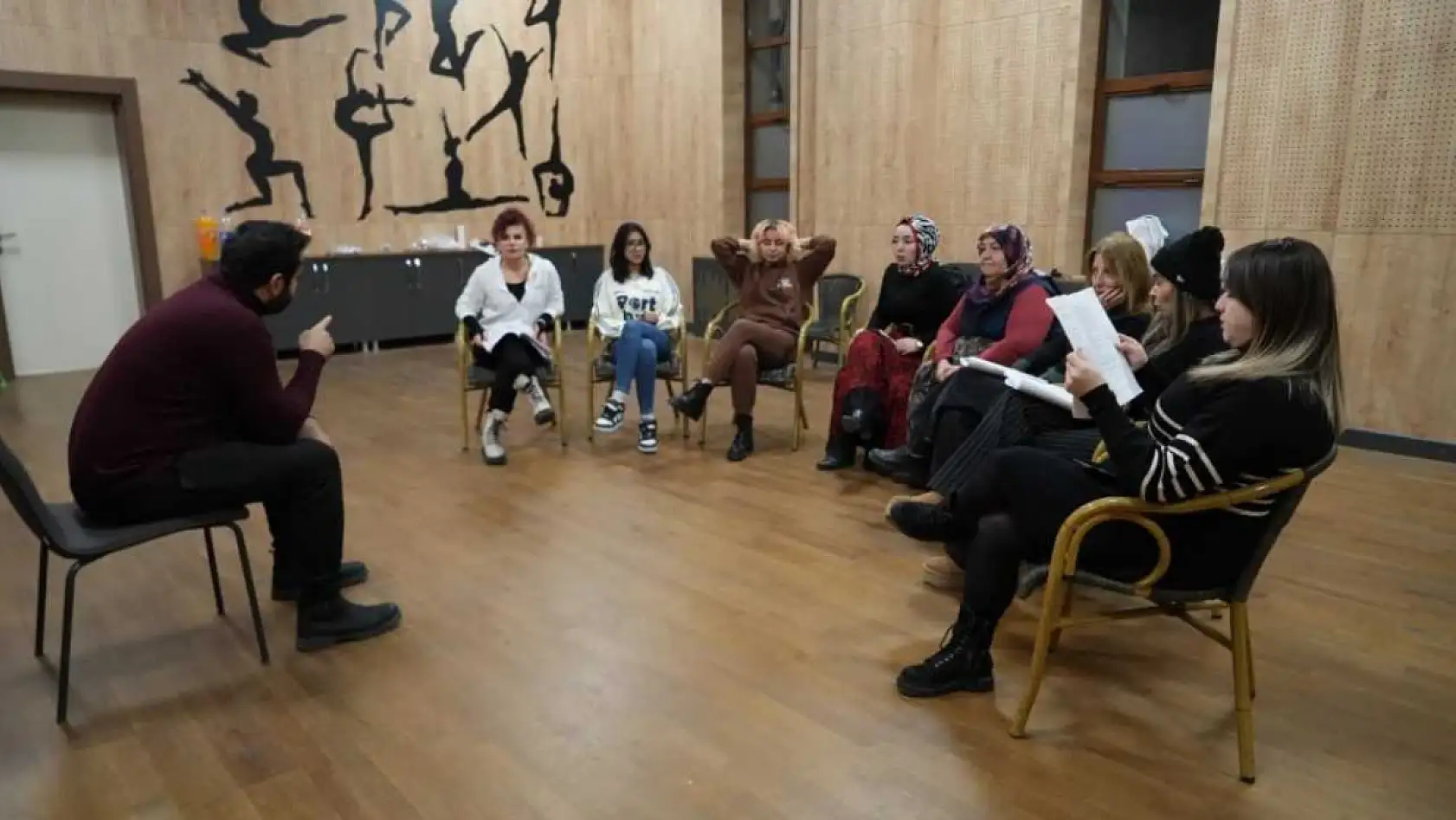 Çocukları sosyalleşsin diye geldi, sahnenin yıldızı oldu