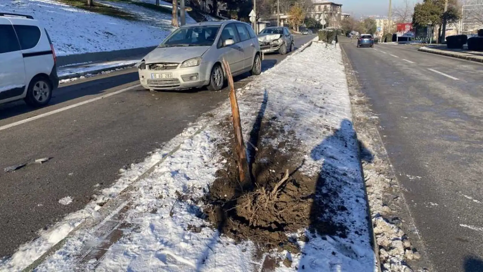 Kontrolden çıkan otomobil çarptığı aracı karşı yöne savurdu: 4 yaralı