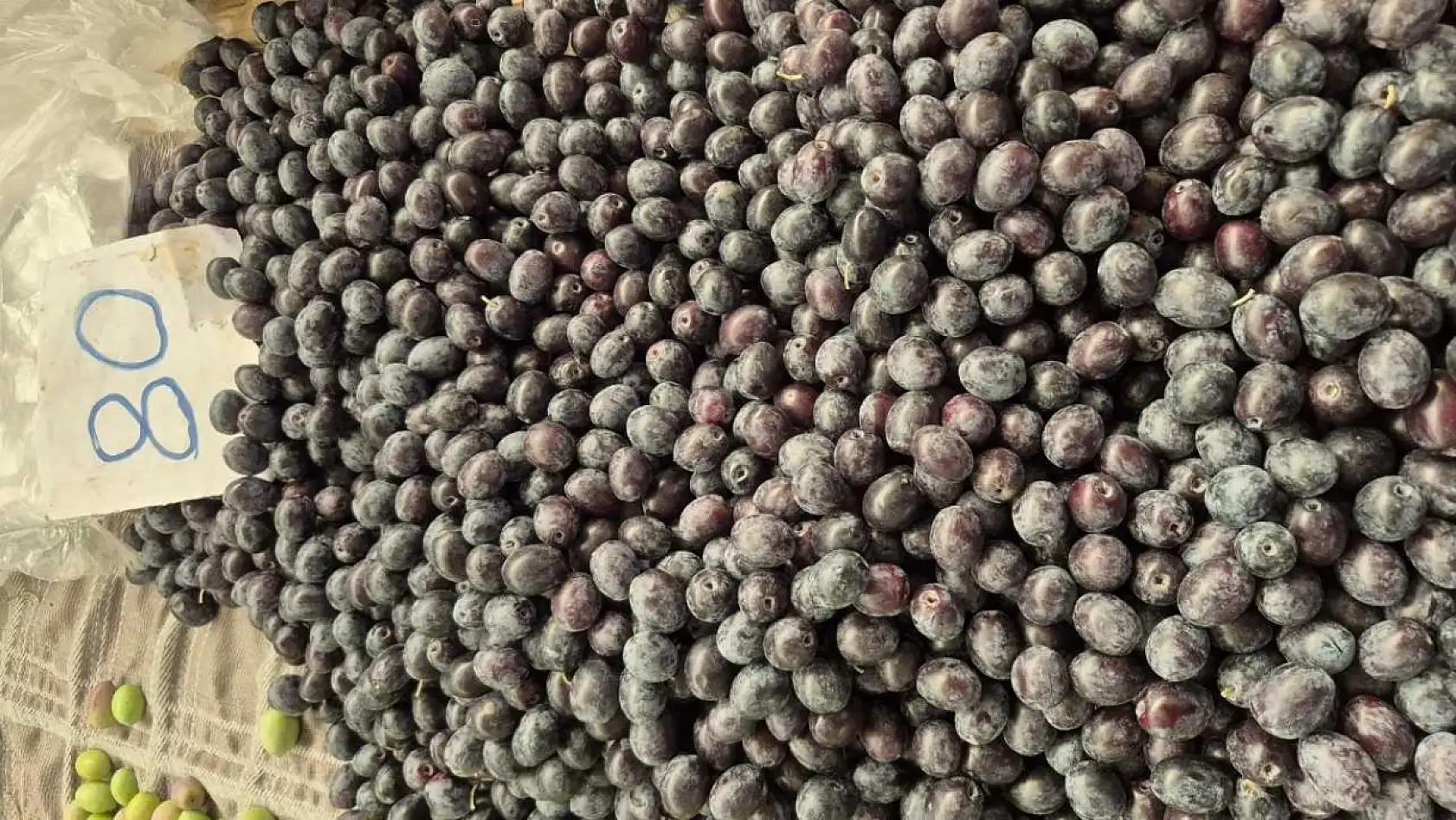 Fethiye'de Cuma Pazarı: Fileler hafif, yük ağır