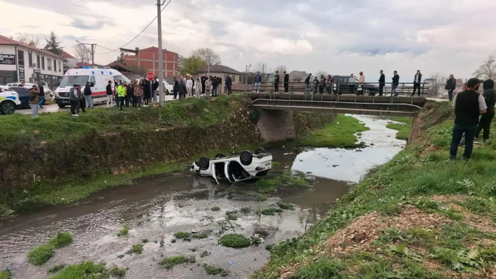 Otomobil dere yatağına uçtu: 3 yaralı