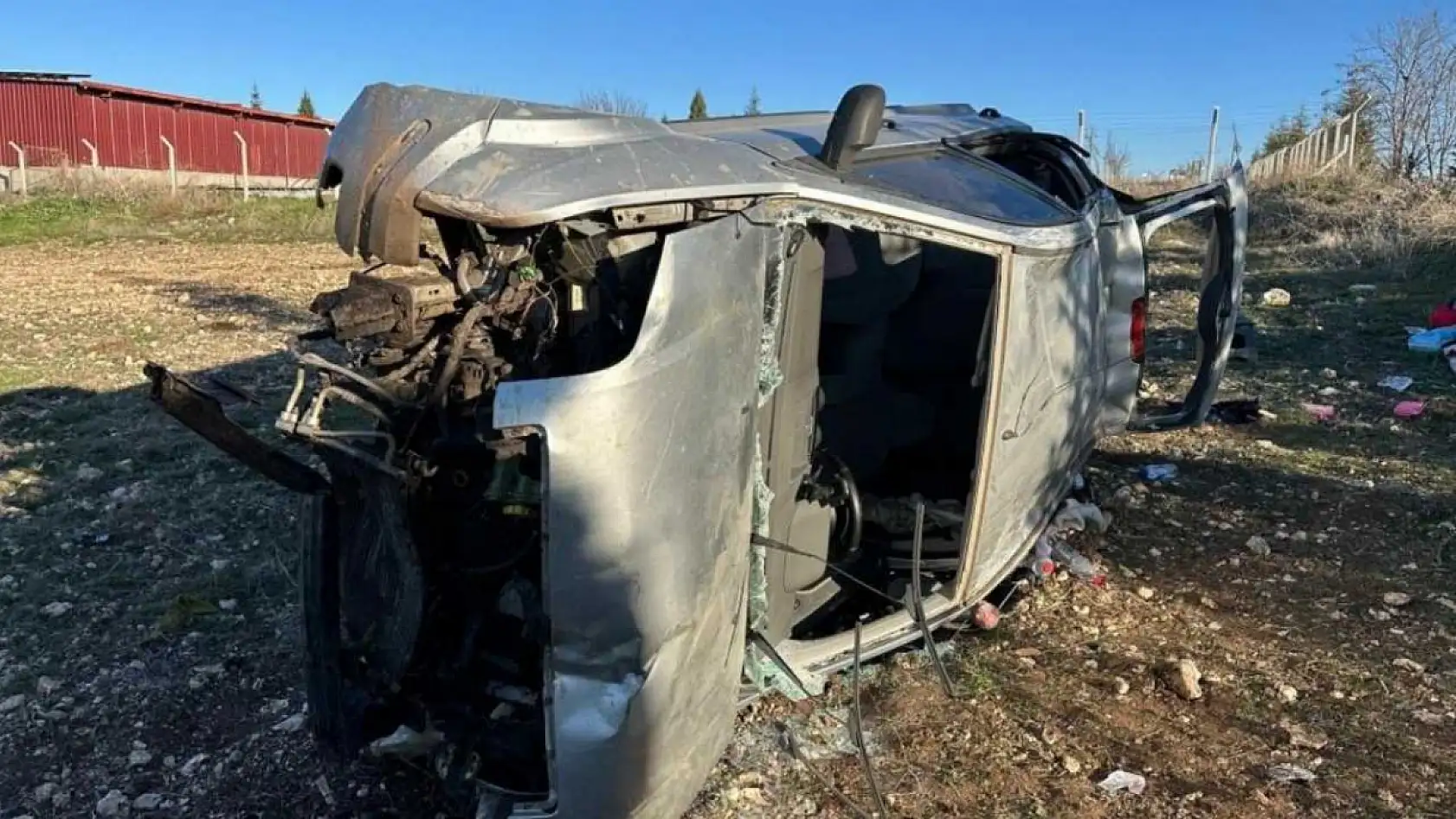 Otomobil tarlaya devrildi: 1'i bebek 5 yaralı