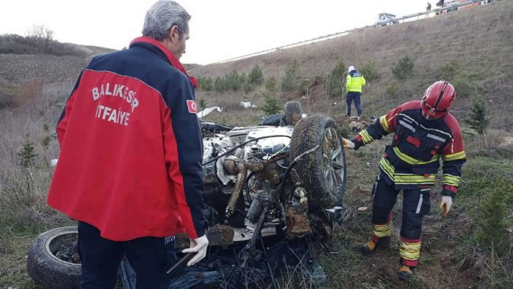 Feci kaza: Otomobil şarampole yuvarlandı: 1 ölü 2 yaralı