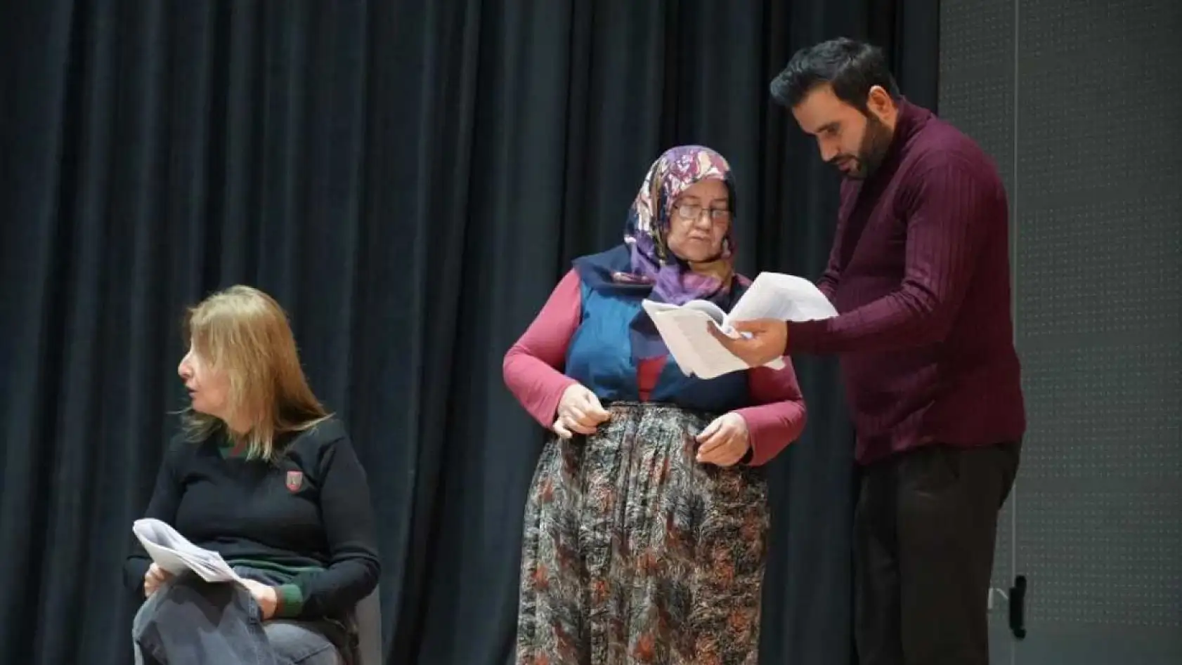 Çocukları sosyalleşsin diye geldi, sahnenin yıldızı oldu