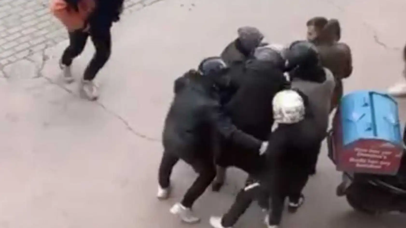 Lodosa yakalanan yaşlı kadına kuryeler siper oldu