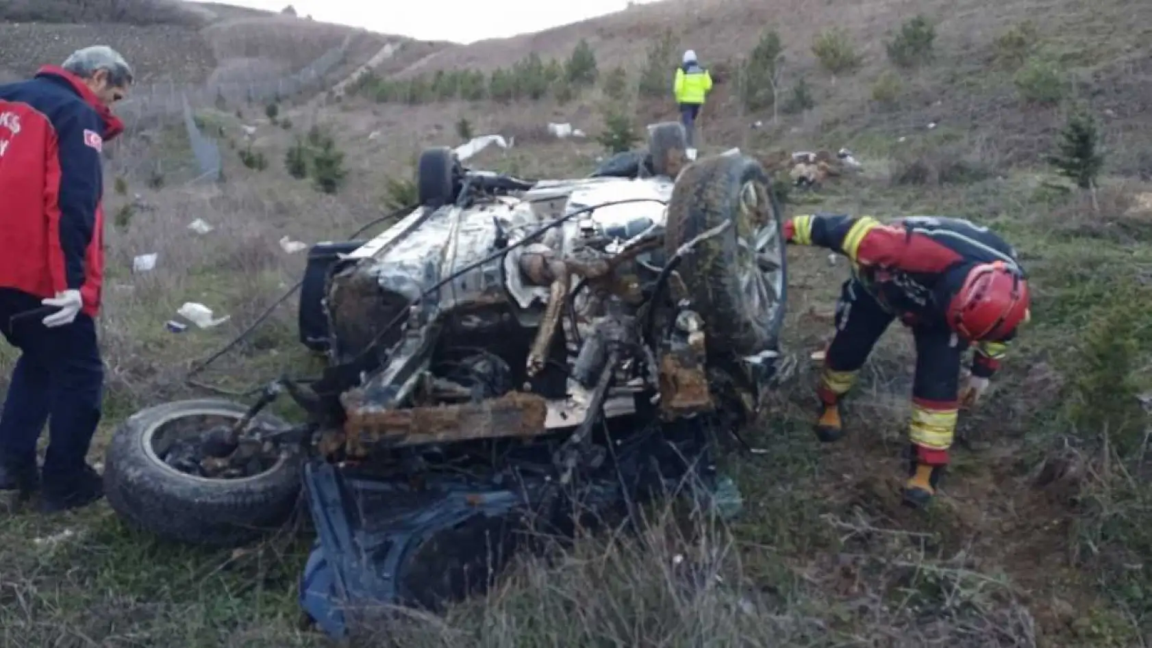 Feci kaza: Otomobil şarampole yuvarlandı: 1 ölü 2 yaralı