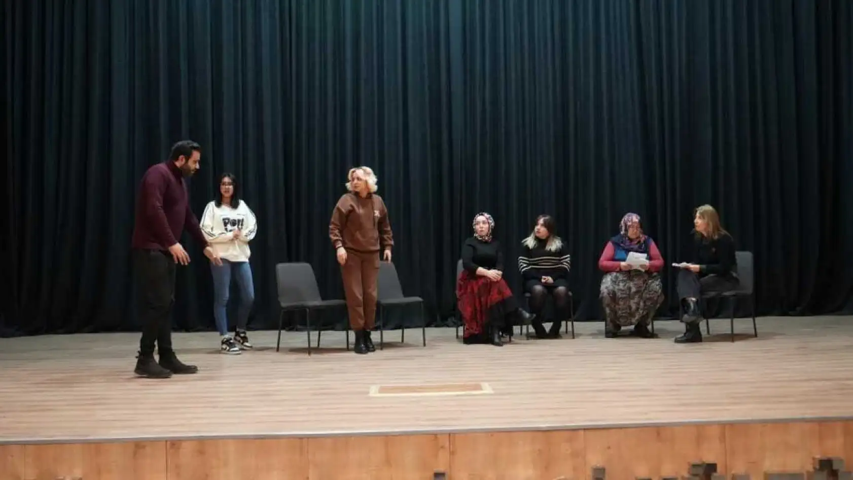 Çocukları sosyalleşsin diye geldi, sahnenin yıldızı oldu