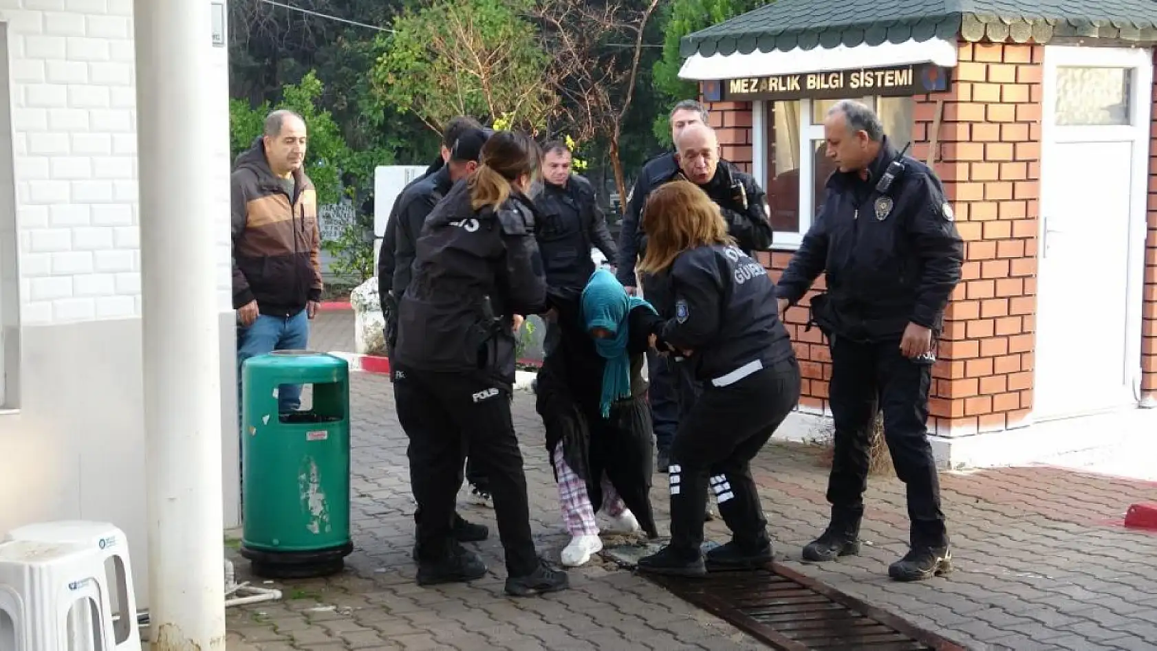 Yola bıraktığı çanta polisi alarma geçirdi, gözaltına alınırken güçlük yaşattı