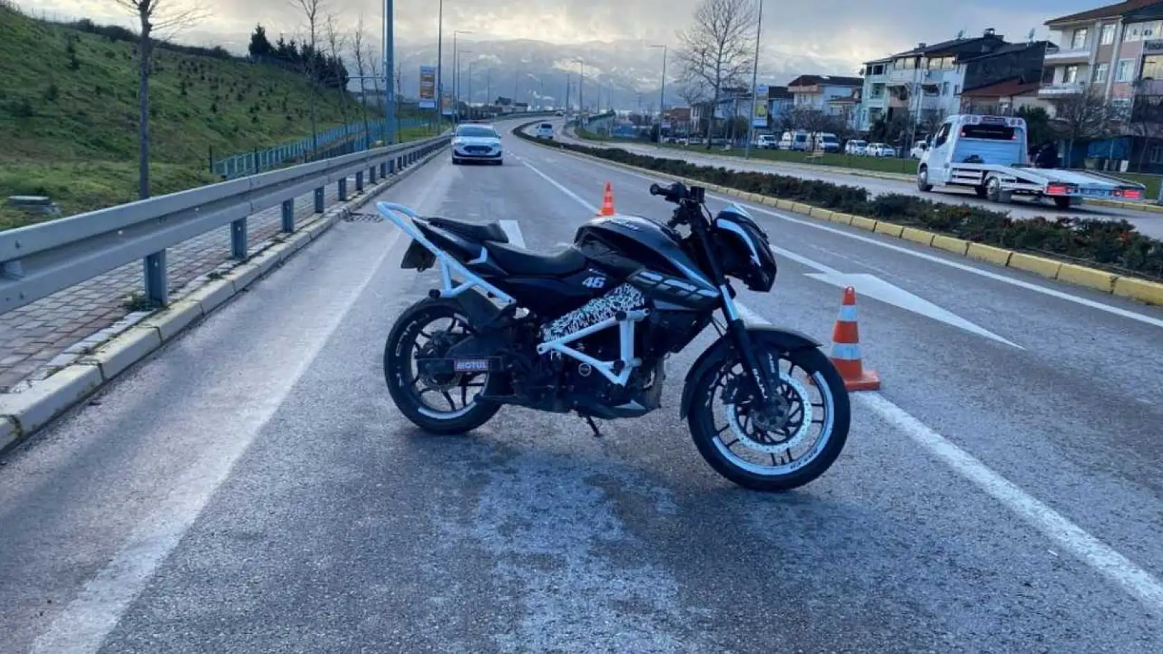Çevirmeden kaçan motosikletli trafik polisine çarptı