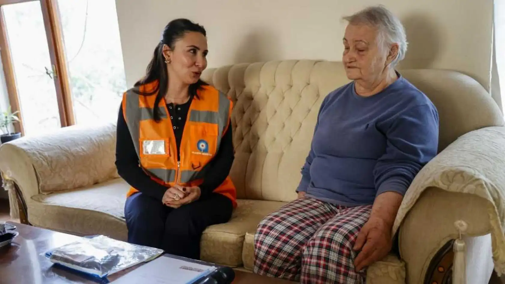 Yaşlı kadının bindiği otobüste unuttuğu cüzdan evine kadar getirilip teslim edildi