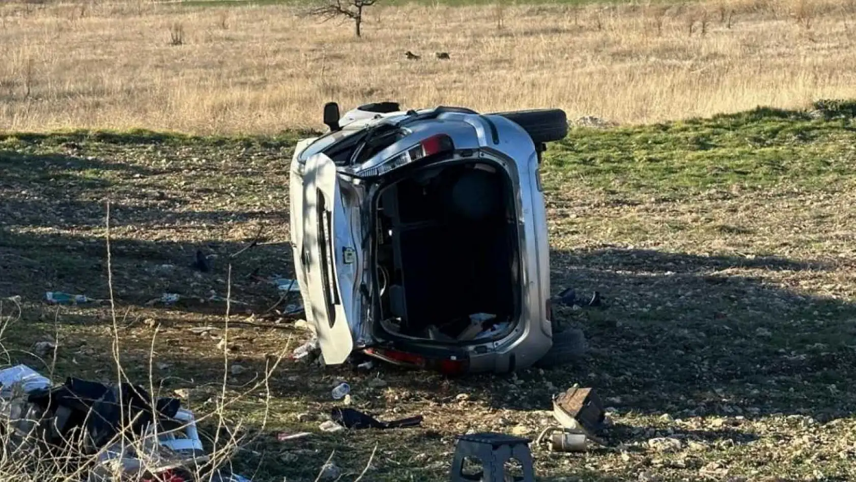 Otomobil tarlaya devrildi: 1'i bebek 5 yaralı