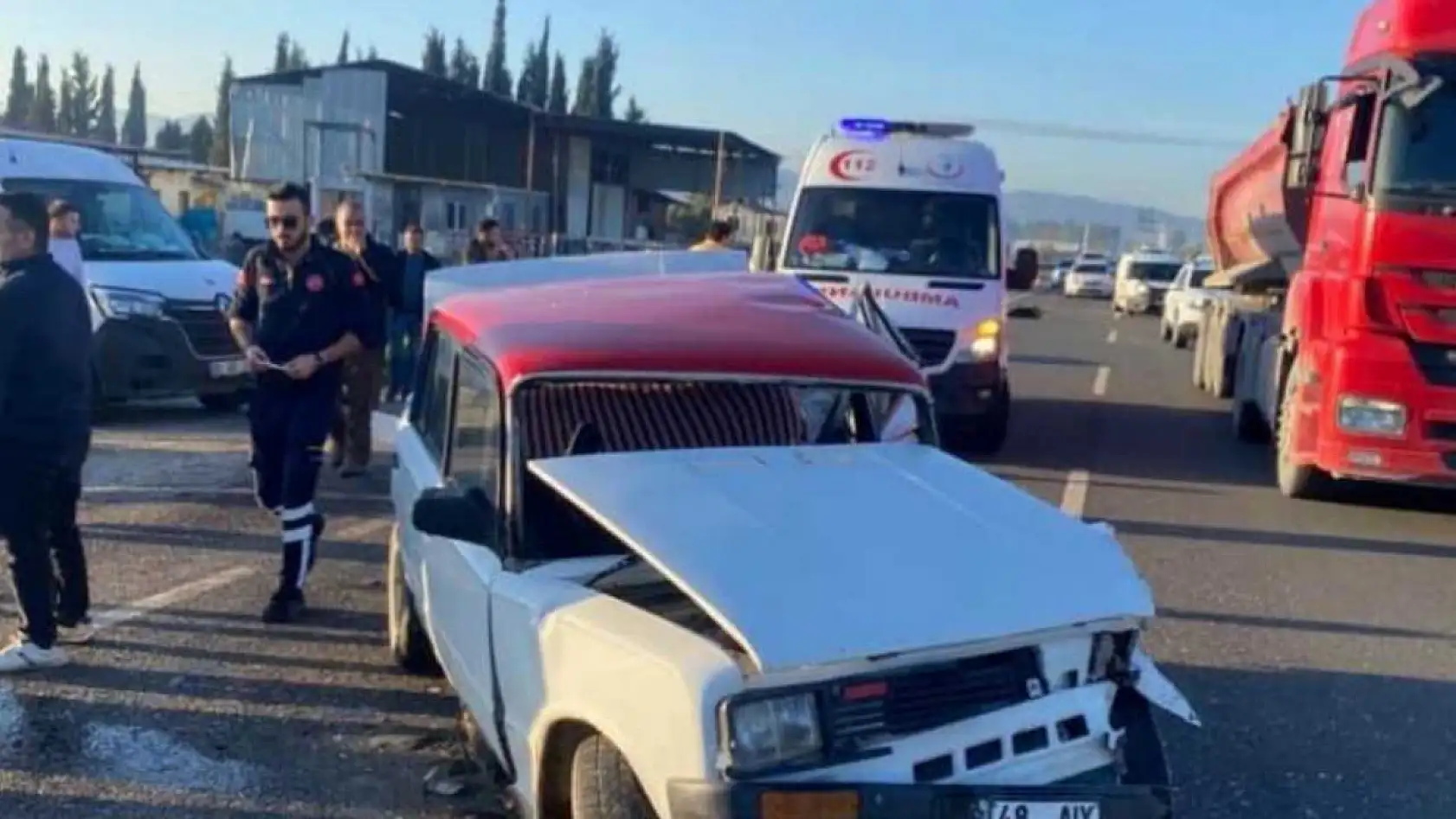 Milas'ta zincirleme kaza, Tofaş araç teneke kutu gibi ezildi