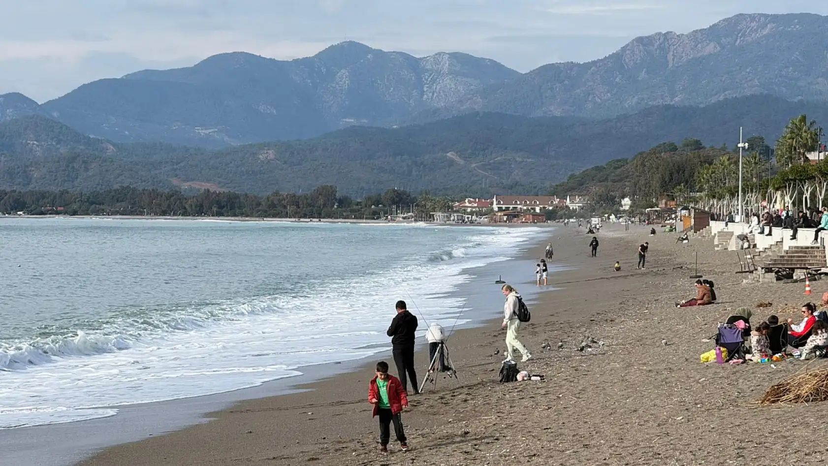 Fethiye'de Çalış Sahilinde Pazar Yoğunluğu