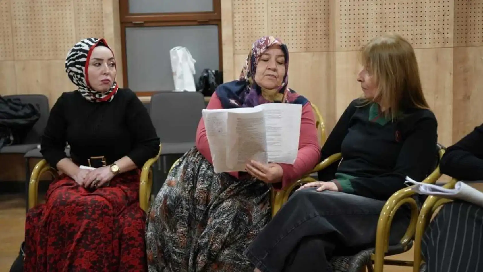 Çocukları sosyalleşsin diye geldi, sahnenin yıldızı oldu