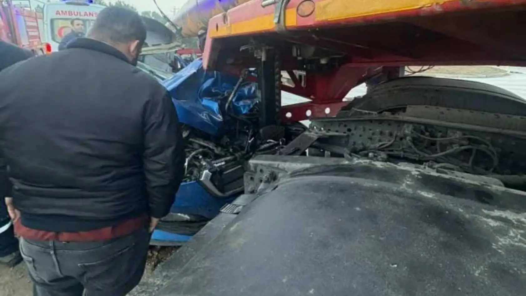 Otomobil, demir boru yüklü tırla çarpıştı: 2 yaralı