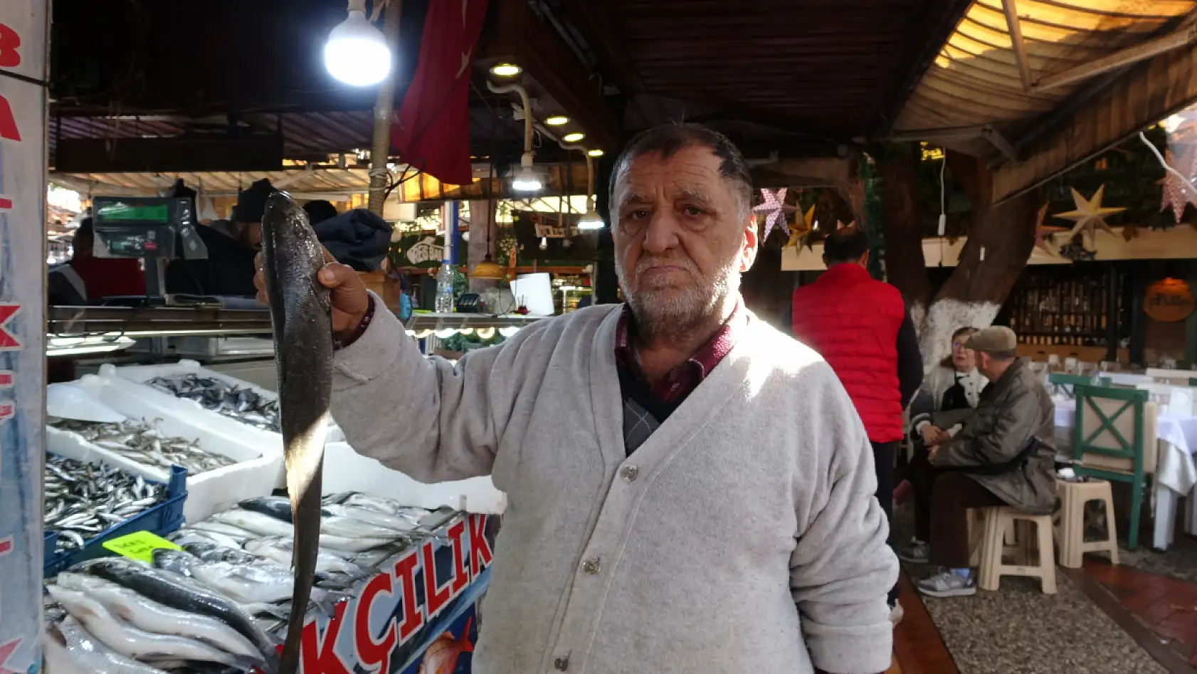 Fethiye Balık Pazarı'nın 40 yıllık esnafı Muzaffer Çavdar güncel fiyatları paylaştı