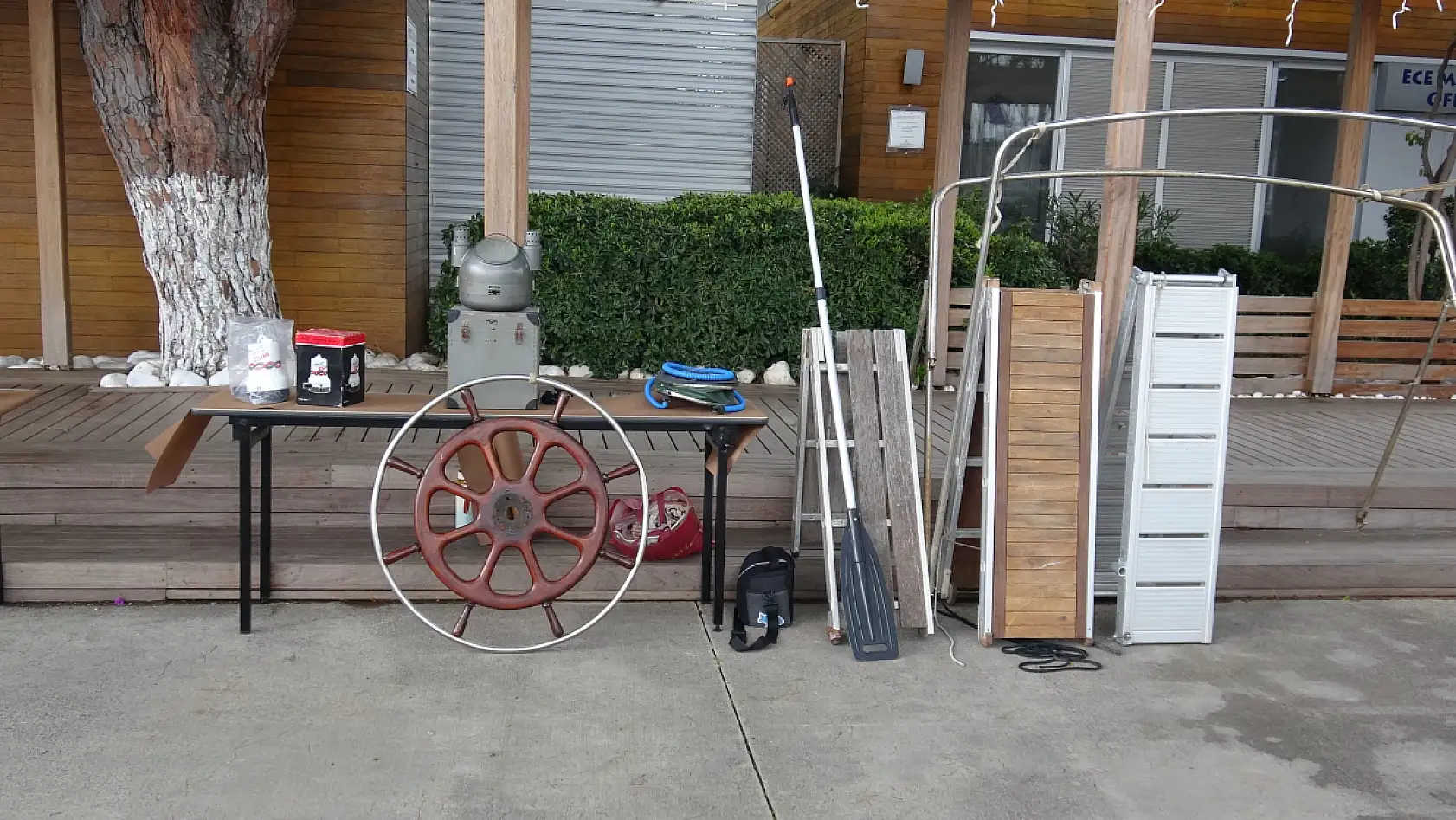 Fethiye Ece Saray Marina'da ikinci el ürünler satışa sunuluyor