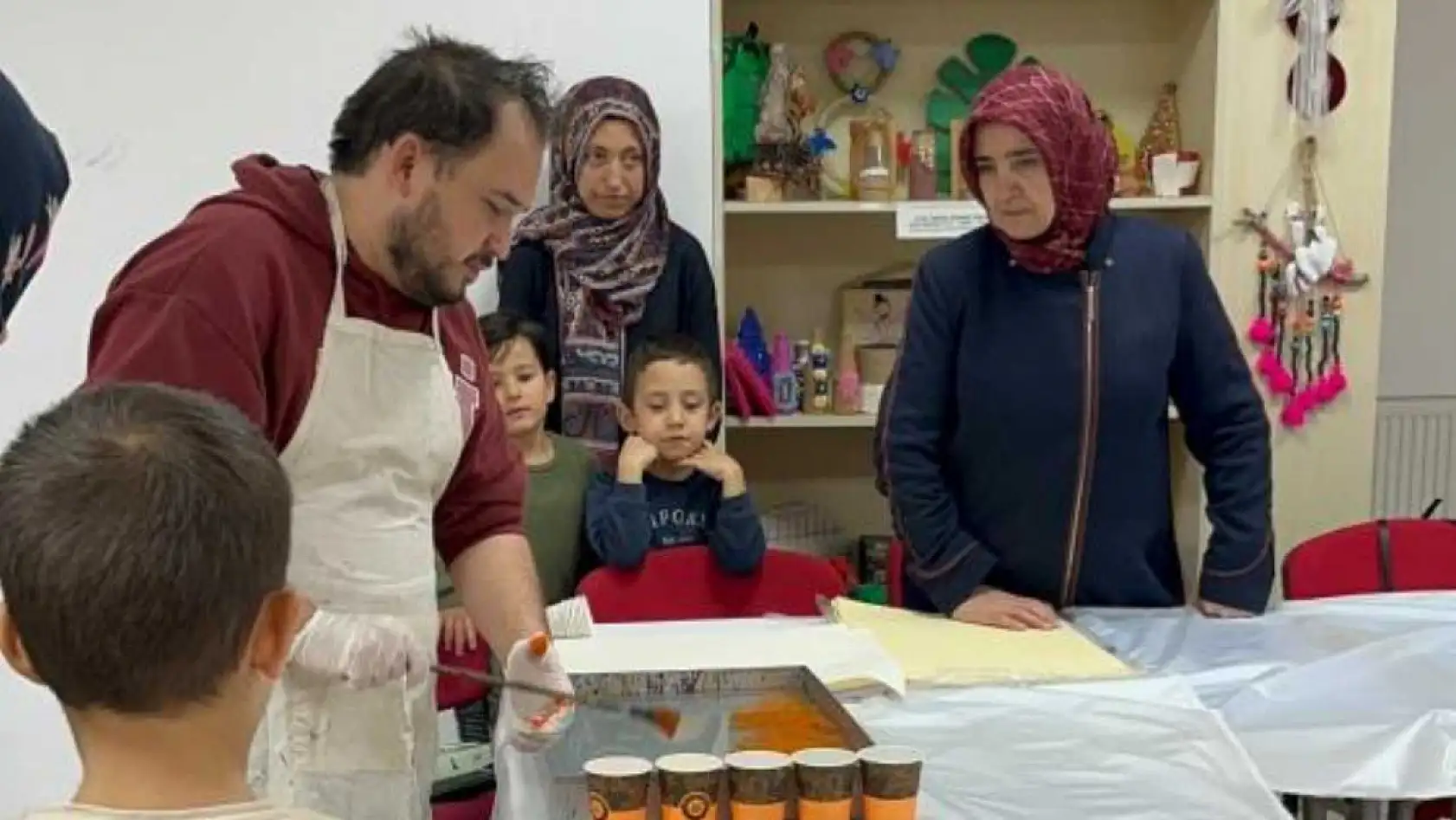 Muğla'da aileler ve çocuklar ebru sanatıyla renklerin yolculuğuna çıktı