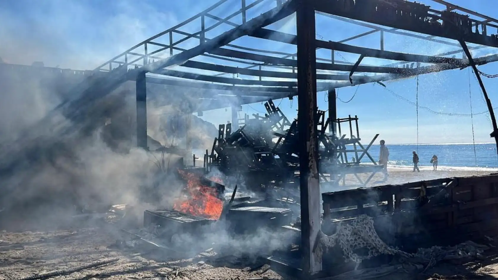 Plaj büfesi alev alev yandı