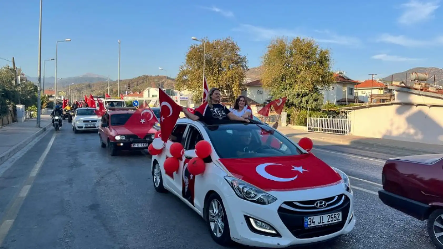 Fethiye'de Belediye Destekleriyle Cumhuriyet Konvoyu Düzenlendi