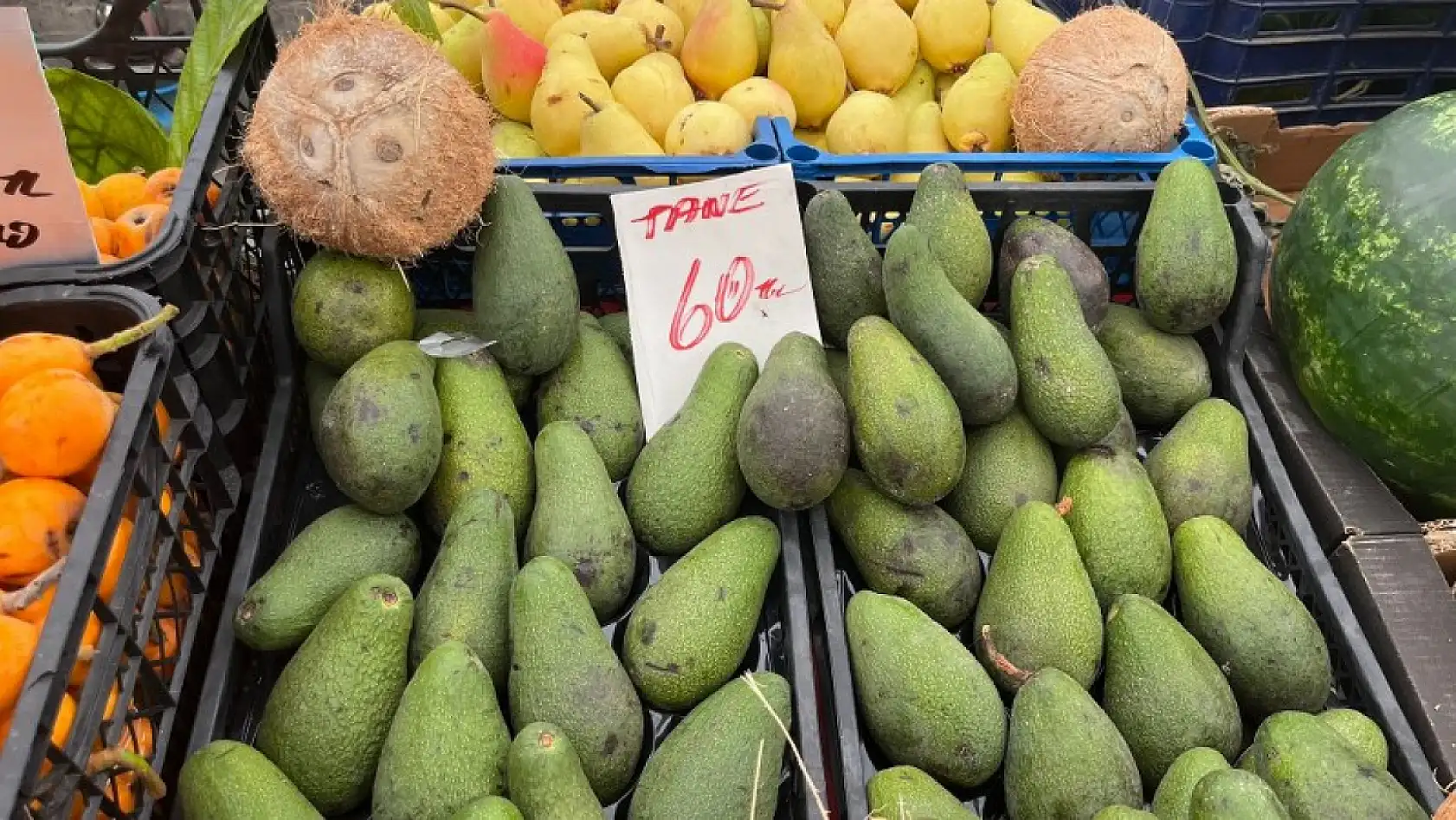 Fethiye'de yaz meyveleri tezgâhları süslüyor