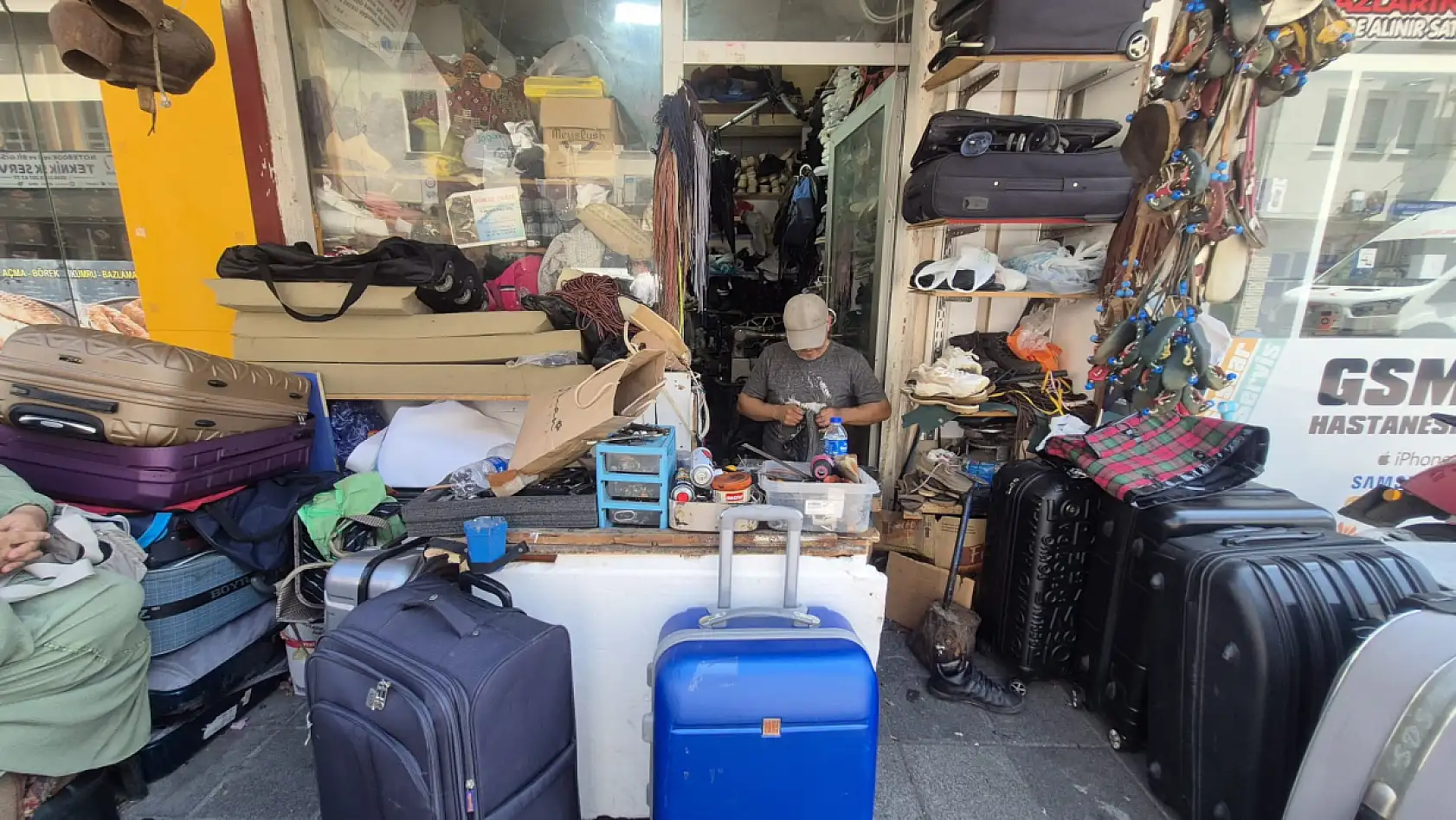 Fethiye'de ayakkabı ve çanta tamiratına yoğun talep